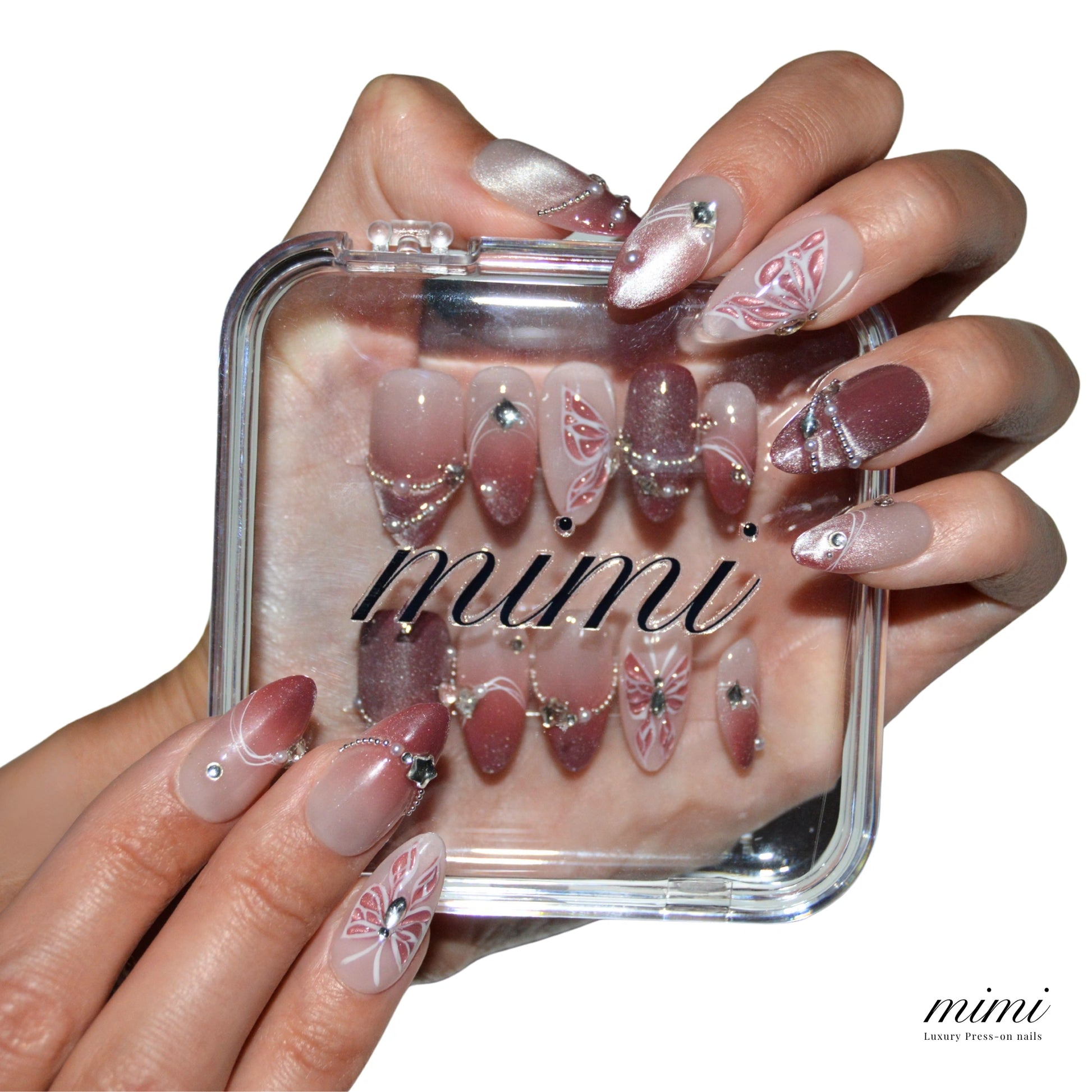 Coffret luxe d’ongles press-on Butterfly faits main, gel et acrylique haut de gamme, décor papillon rose détaillé.