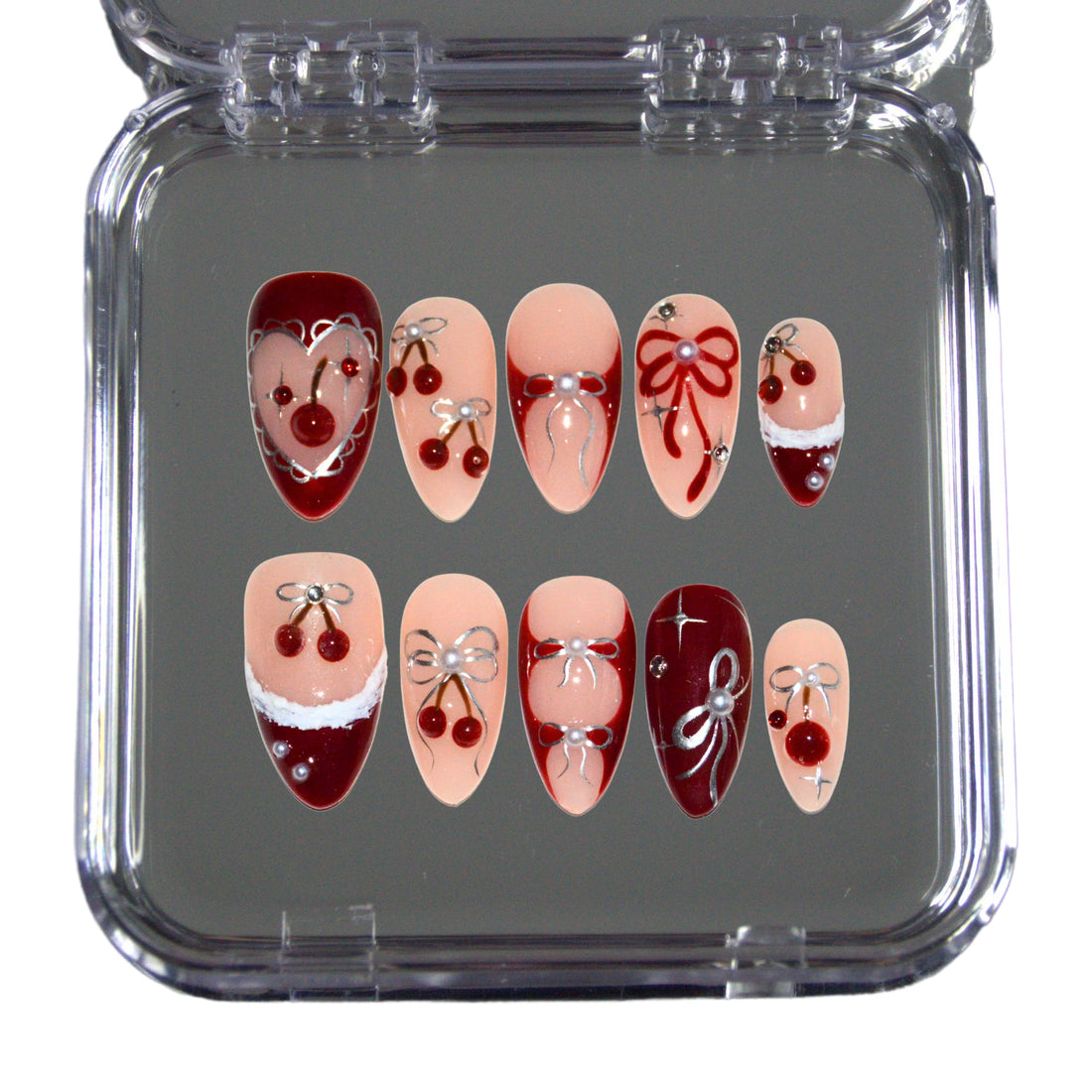 Cherry Christmas – Set de press-on nails détaillé dans la boîte