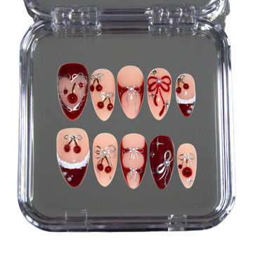 Cherry Christmas – Set de press-on nails détaillé dans la boîte