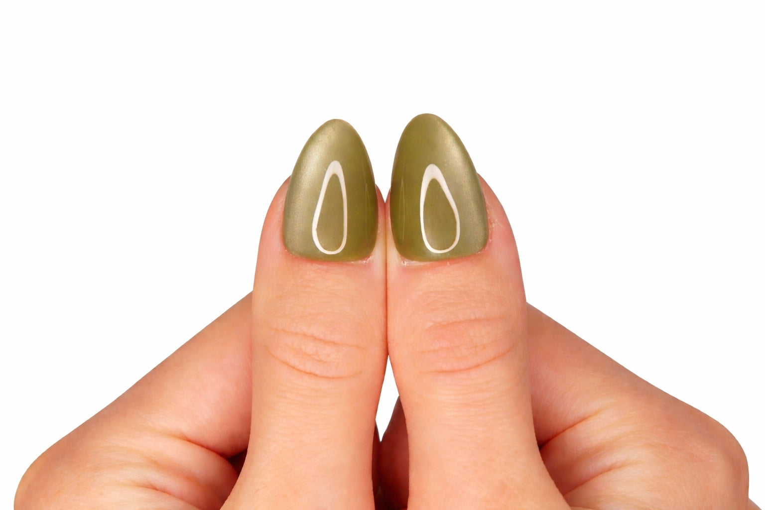 Gros plan sur le pouce avec faux ongle press-on cat eye vert sauge nacré — design Matcha fait main — Mimi Press-On
