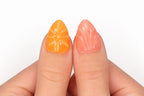 Gros plan sur le pouce avec faux ongle press-on 3D fleur sculptée en relief pastel — design Jelly Bean fait main — Mimi Press-On