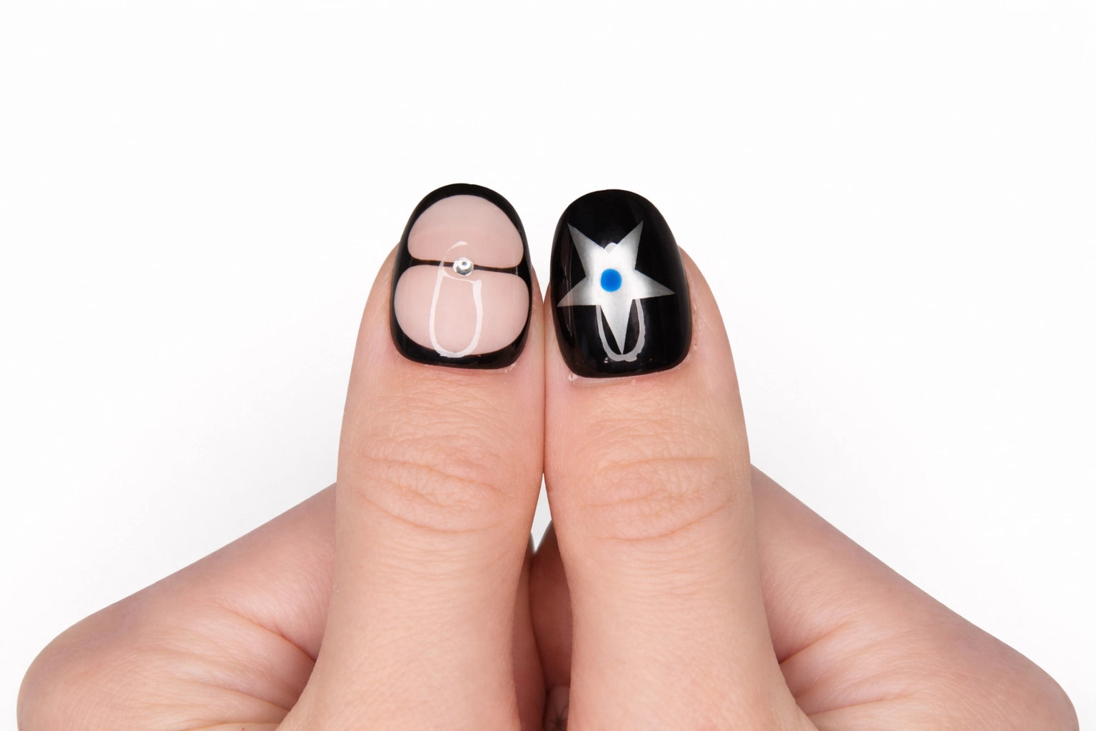 Gros plan sur le pouce avec faux ongle press-on french noire et strass — design Blue Orbit fait main — Mimi Press-On