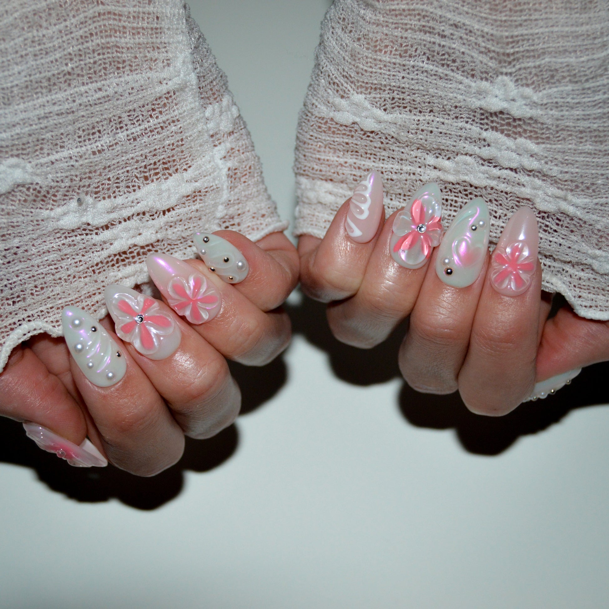 Faux ongles Pink Fever avec fleurs 3D, détails perlés et nuances rose-blanc, manucure en gel et acrylique faite main.