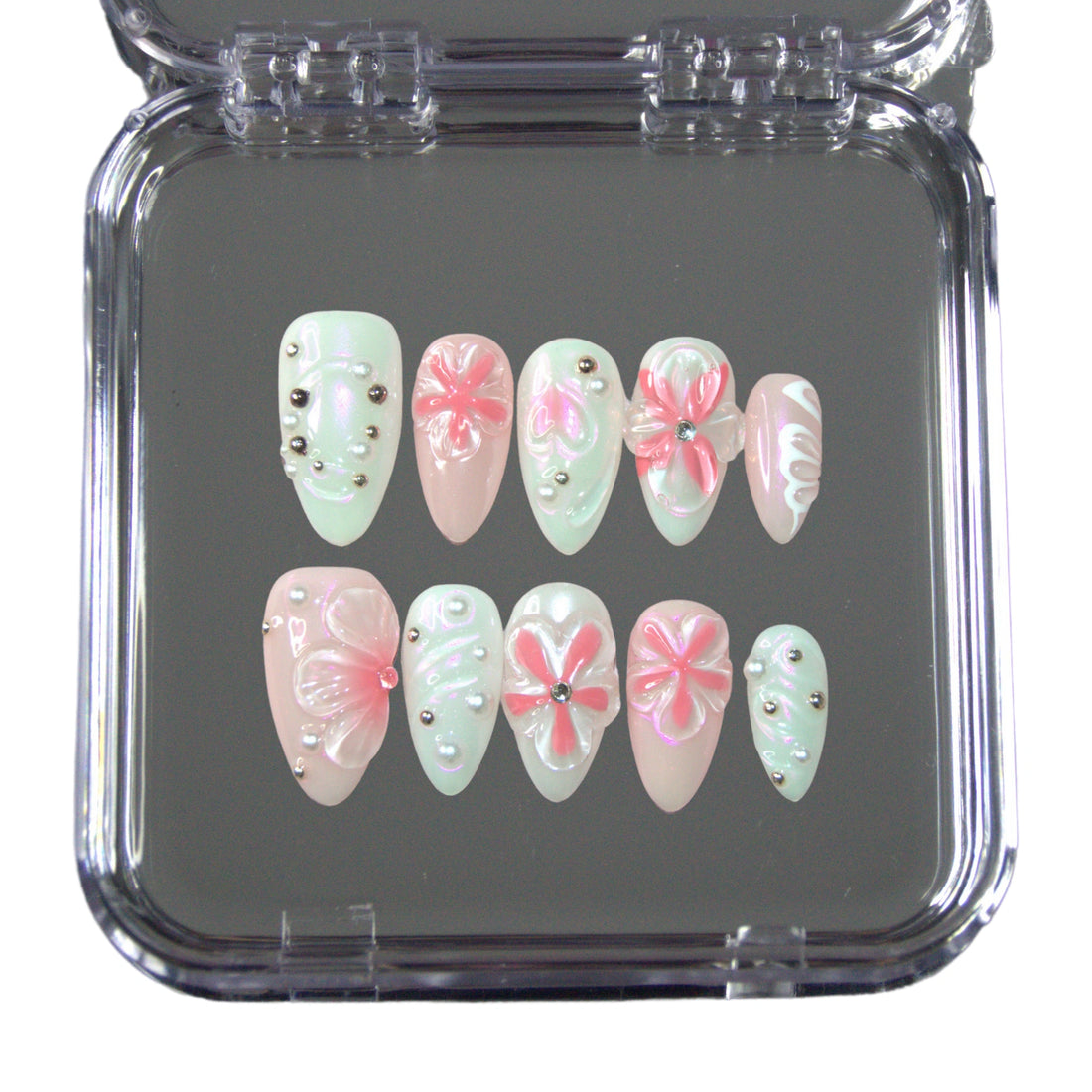 Faux ongles press-on Pink Fever en gel et acrylique, design rose et blanc en 3D avec fleurs sculptées, faits main par Mimi Press-on.