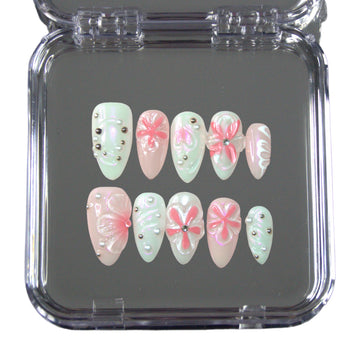 Faux ongles press-on Pink Fever en gel et acrylique, design rose et blanc en 3D avec fleurs sculptées, faits main par Mimi Press-on.