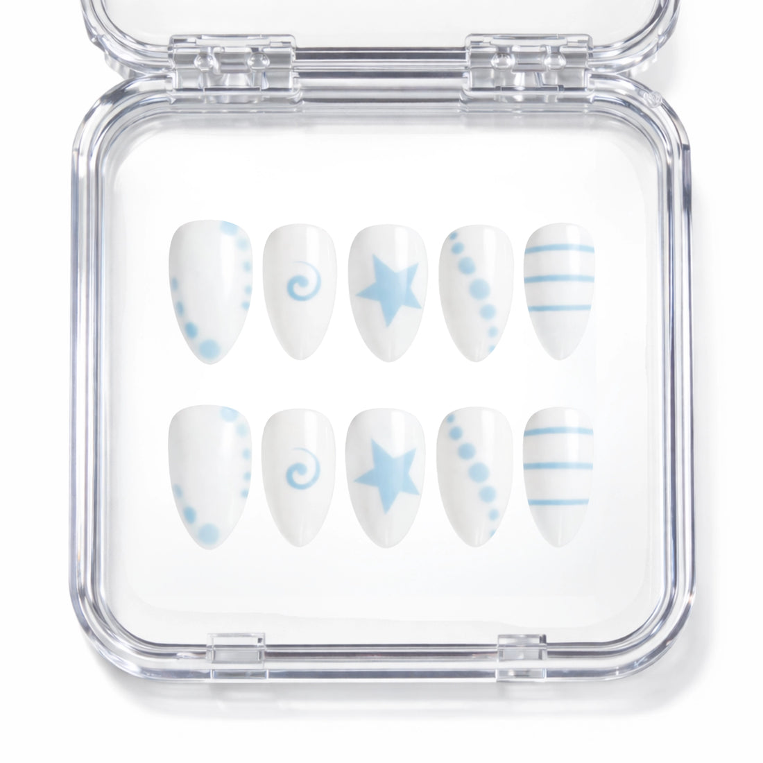 Set de 10 faux ongles press-on Cloud Star blancs avec motifs bleu ciel dans leur boîtier — étoiles pois spirales faits main — Mimi Press-On