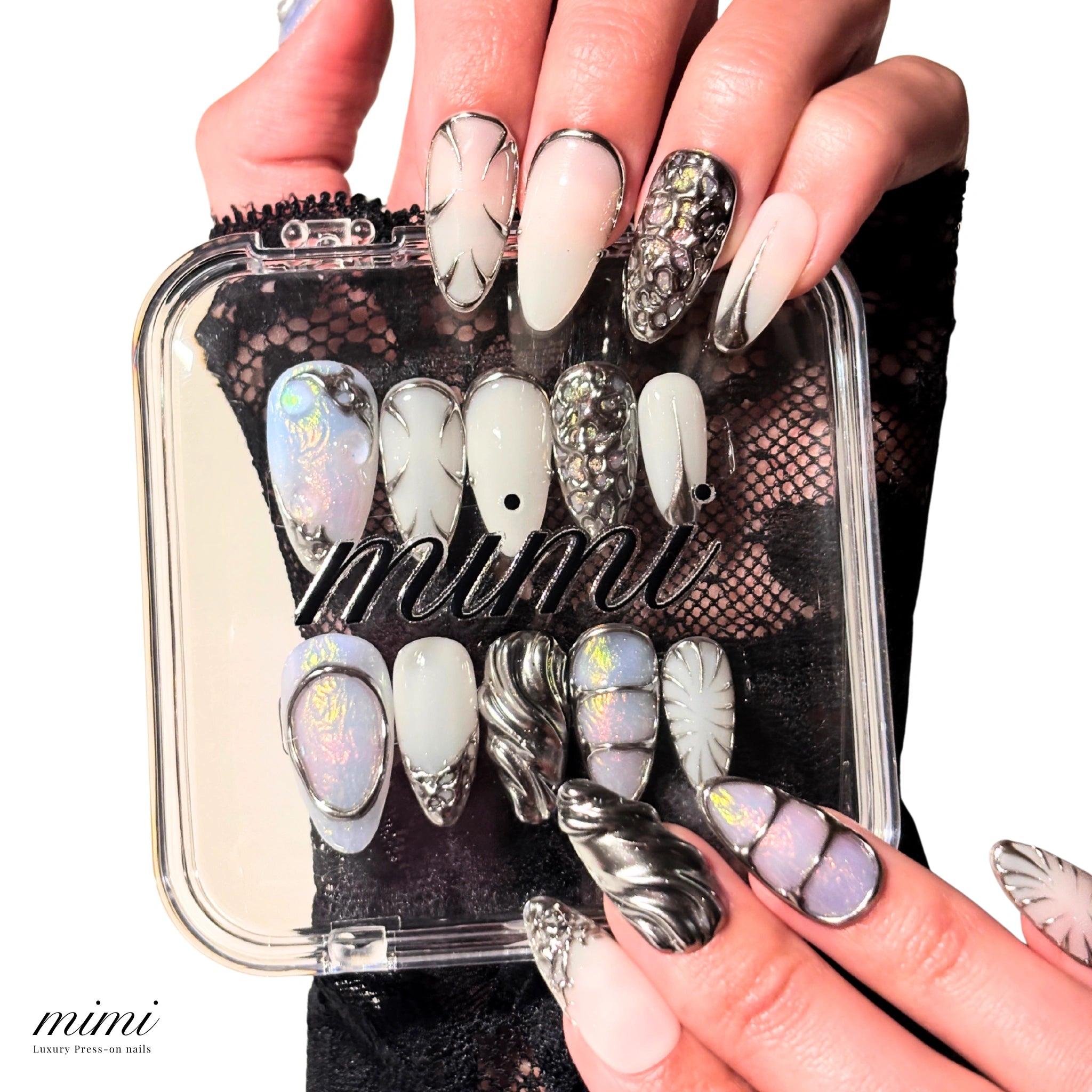 Pose détaillée Liquid Metal avec effets chrome sculpté, opale holographique et nuances blanches, press-on en gel et acrylique haut de gamme.