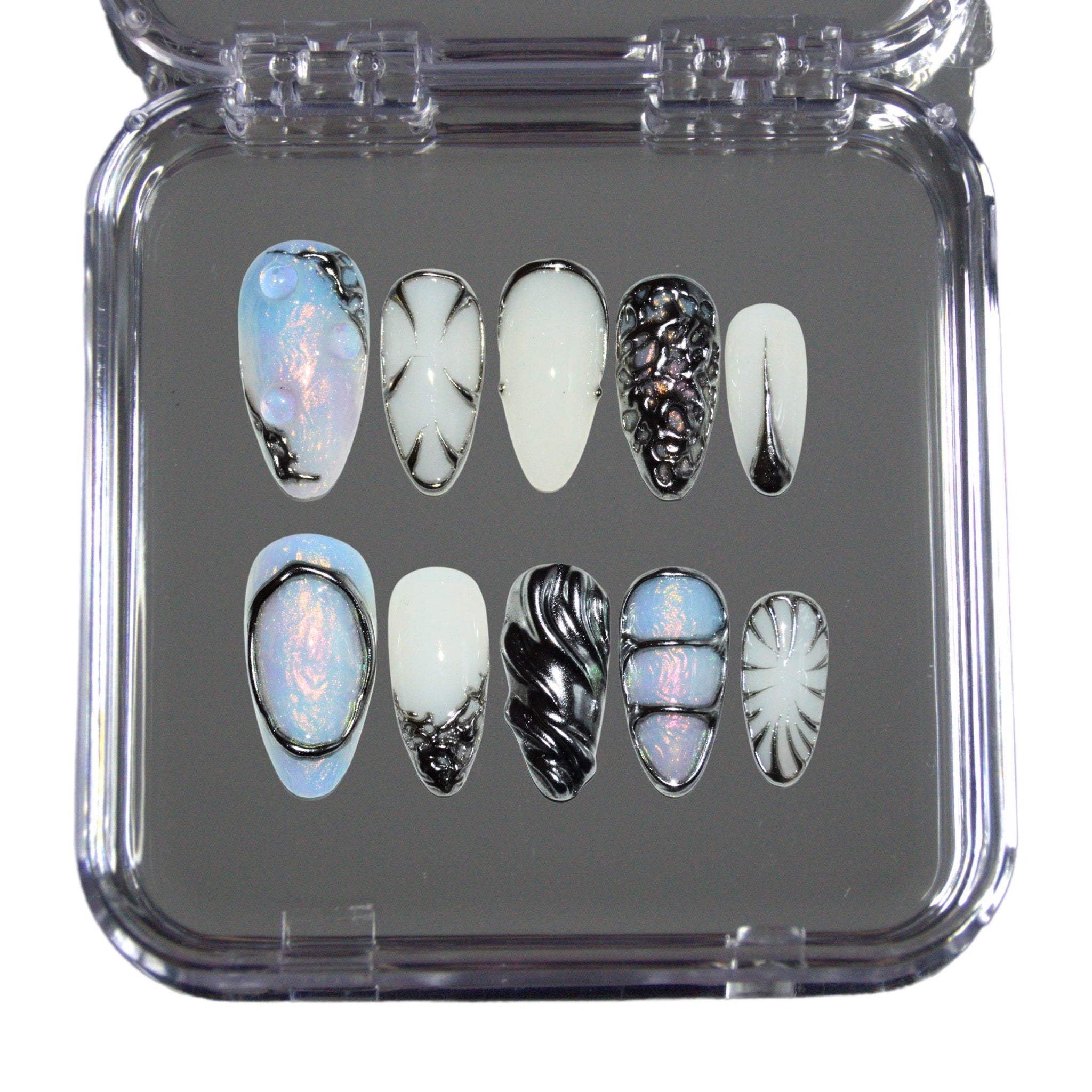 Press-on nails Liquid Metal présentés dans leur boîte, motifs métal liquide argent et opale, faits main en gel et acrylique premium.