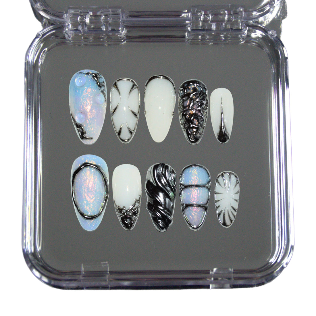 Press-on nails Liquid Metal présentés dans leur boîte, motifs métal liquide argent et opale, faits main en gel et acrylique premium.