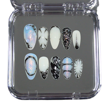 Press-on nails Liquid Metal présentés dans leur boîte, motifs métal liquide argent et opale, faits main en gel et acrylique premium.