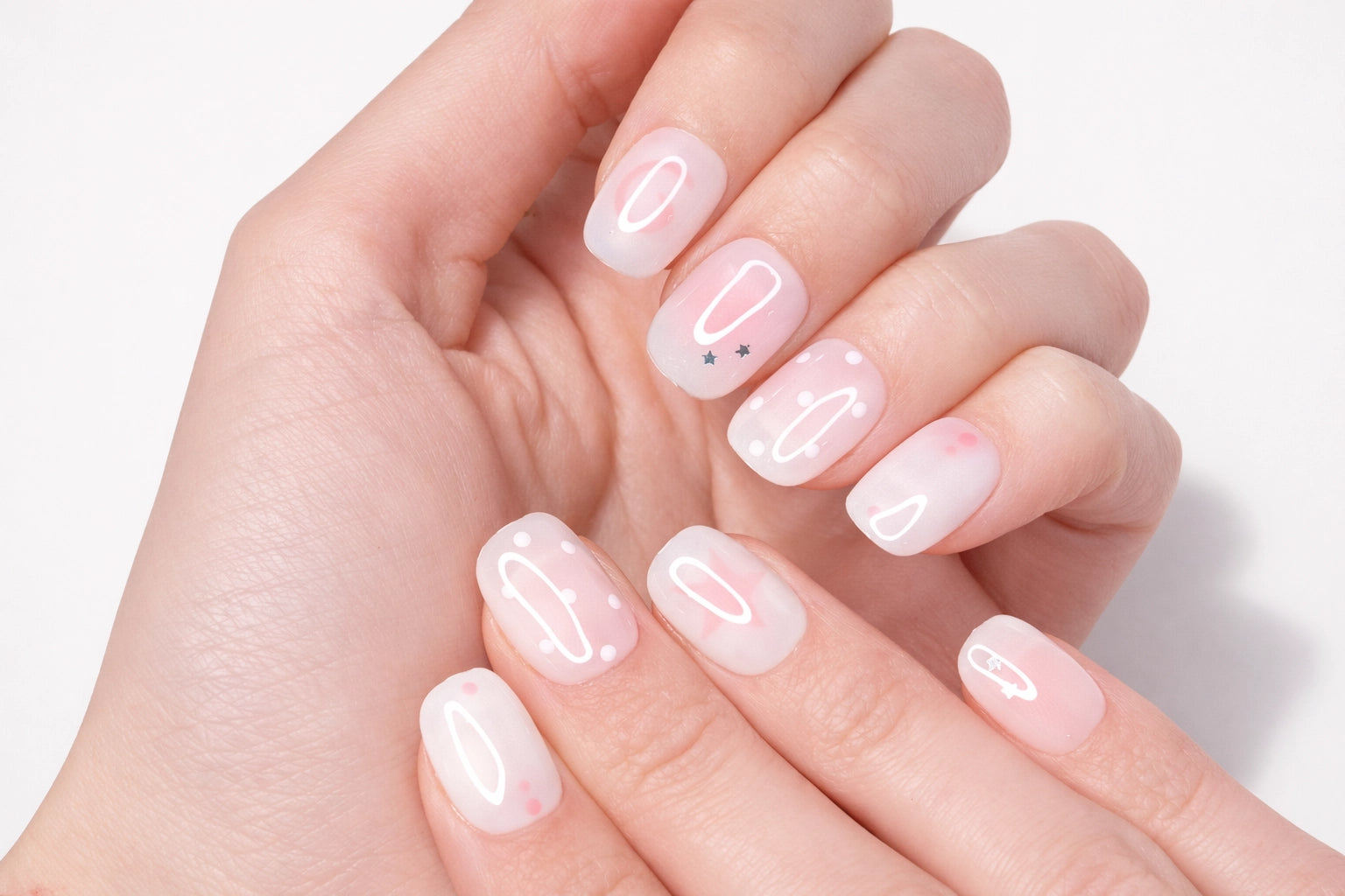 Manucure press-on Pink Dream mix and match — spirales roses étoiles argentées et pois sur ongles courts ronds — Mimi Press-On