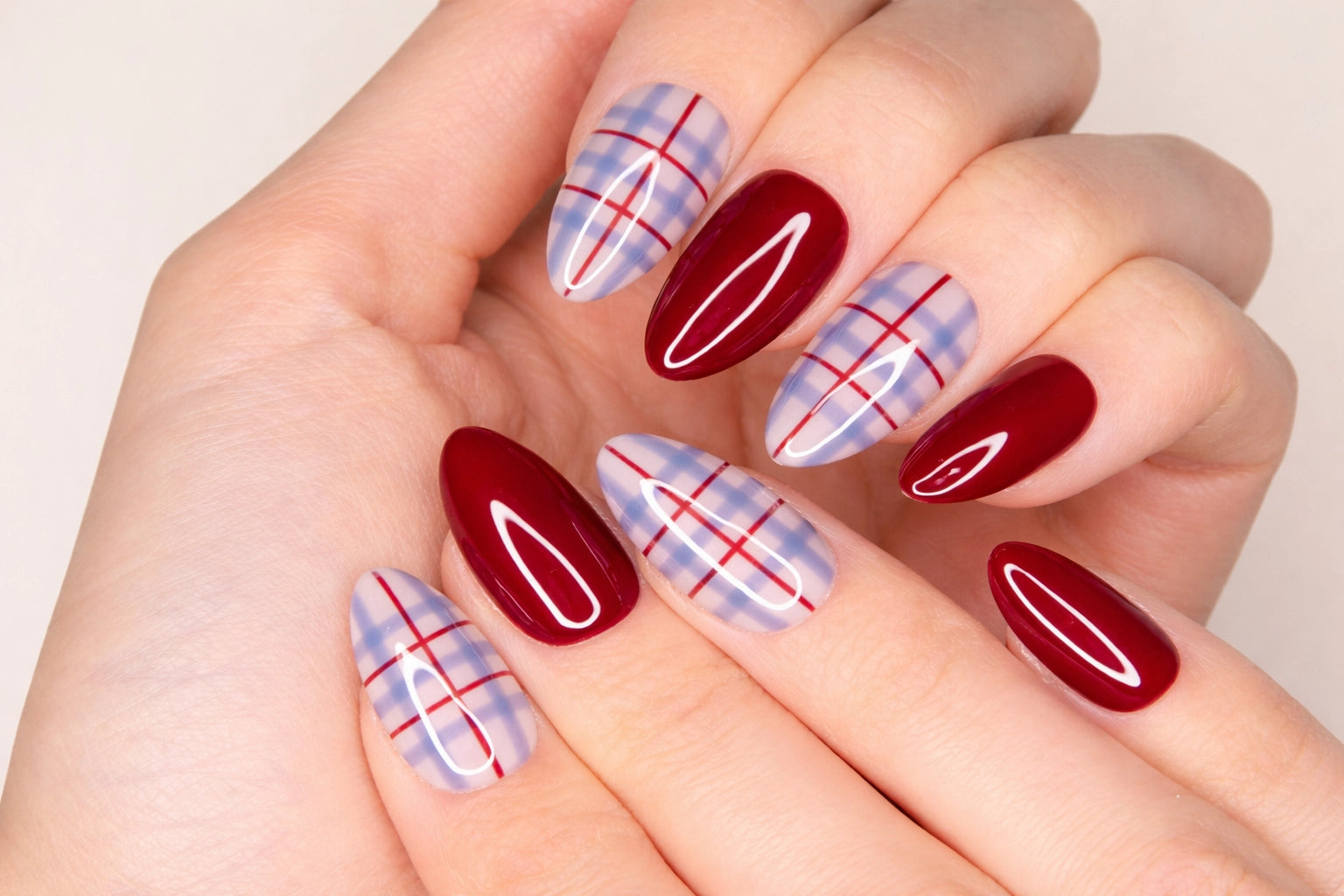 Manucure press-on Plaid en amande — motif écossais bleu ciel et rouge sur base blanche avec accent bordeaux cerise — Mimi Press-On