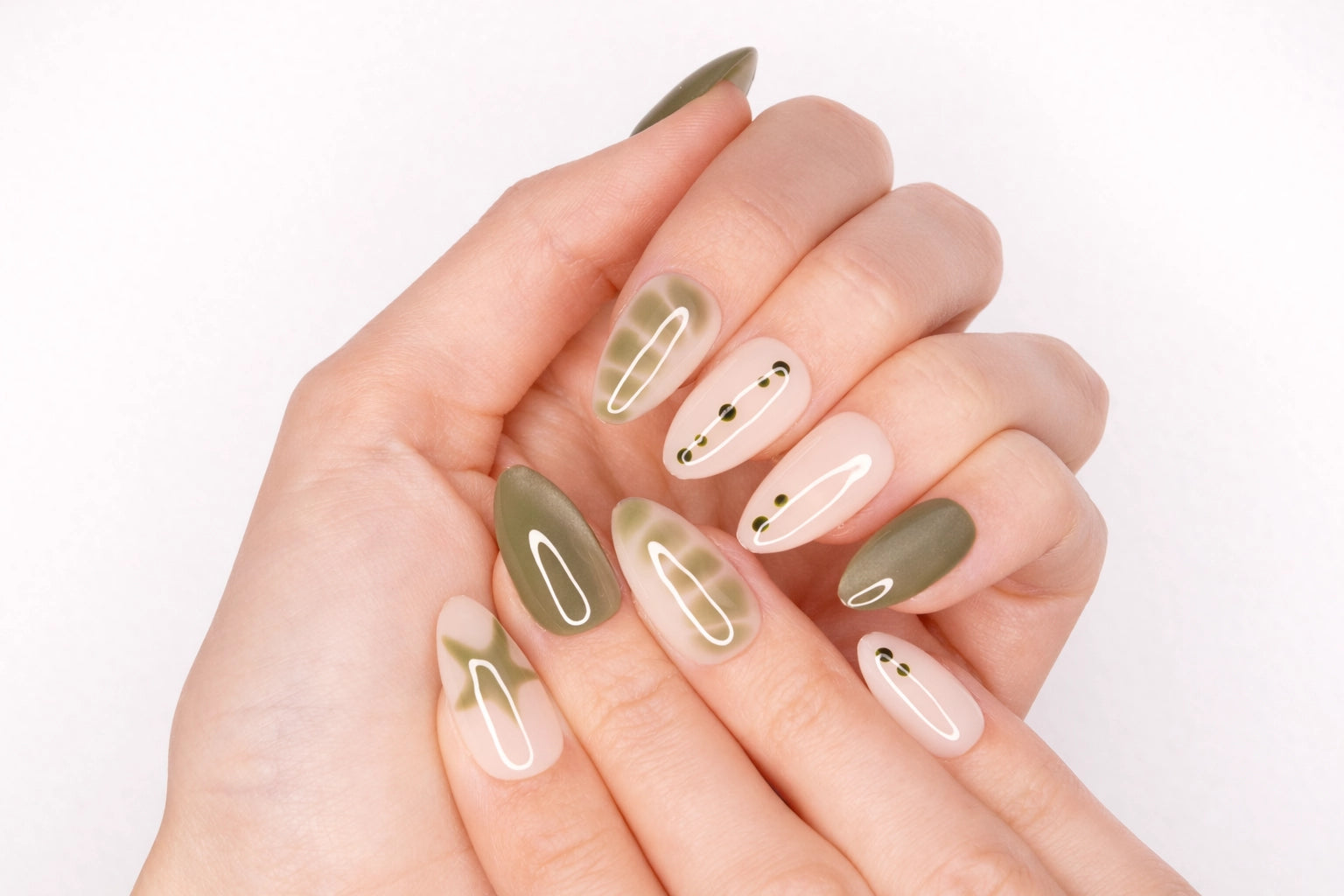 Manucure press-on Matcha en amande — étoile rayures et pois vert sauge sur base blanche avec accents cat eye — Mimi Press-On