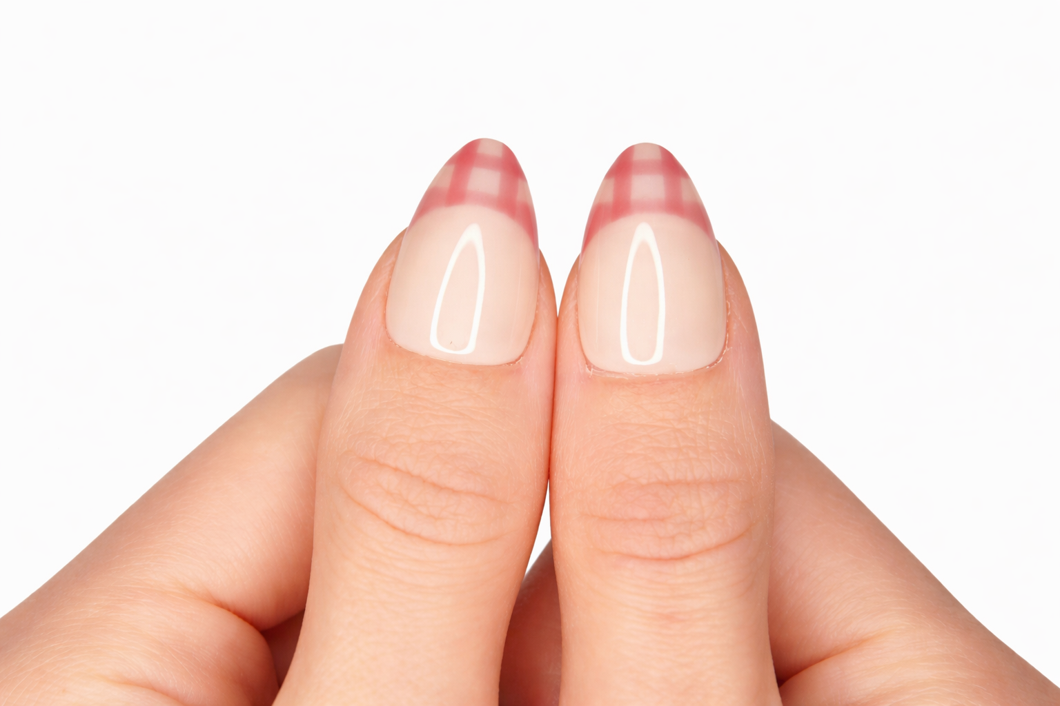 Gros plan sur le pouce avec faux ongle press-on coccinelle peinte sur base blanc crème — design Lady Bug fait main — Mimi Press-On