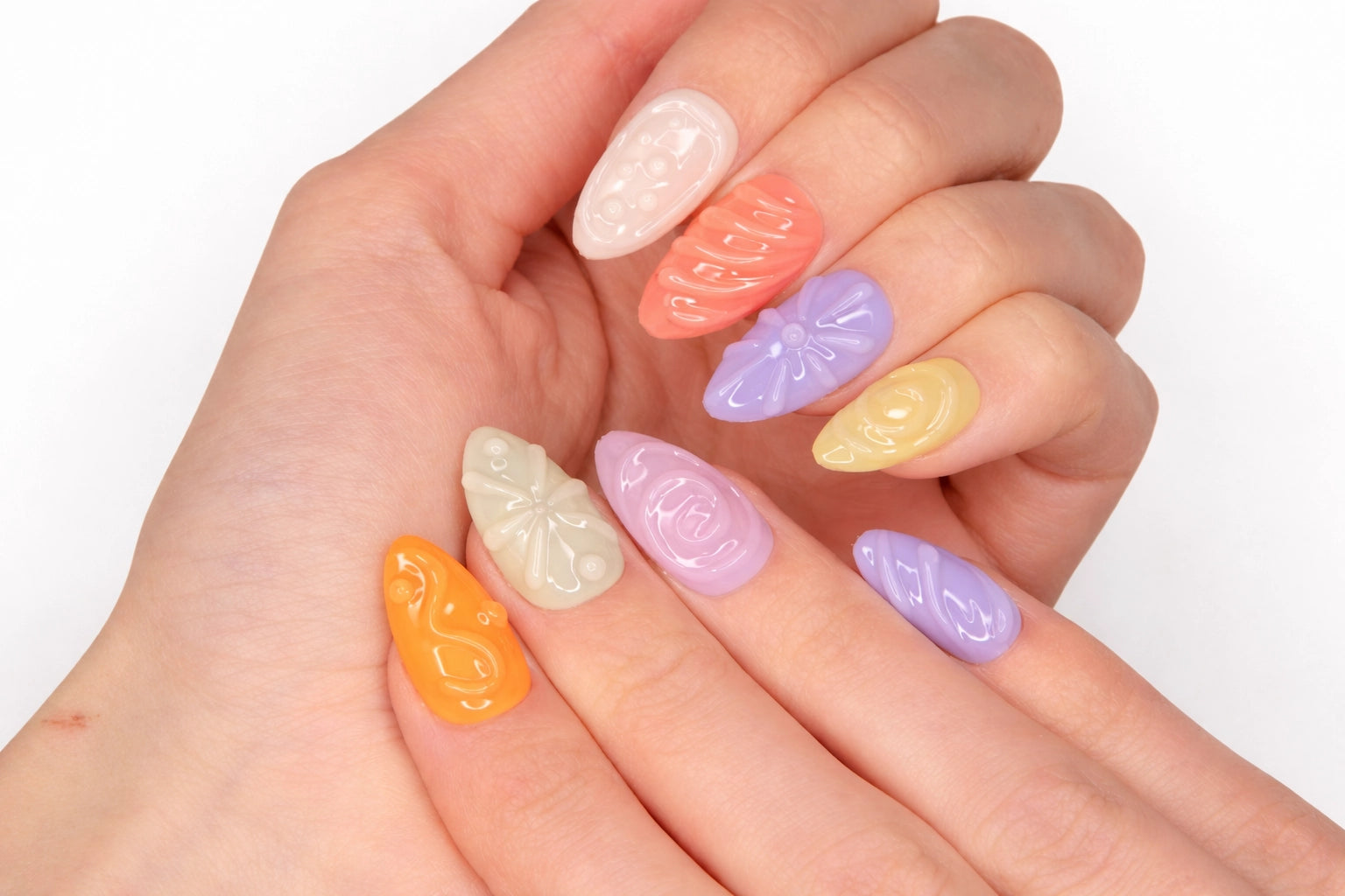Manucure press-on Jelly Bean en amande — nail art 3D fleurs et spirales en relief vert menthe orange et rose — Mimi Press-On