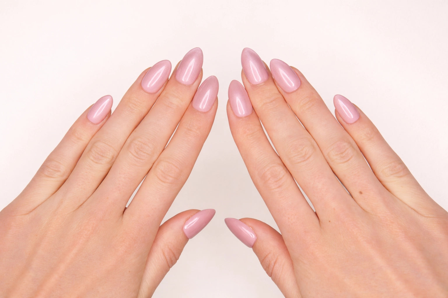 Faux ongles press-on Lip Gloss portés sur la main — rose lilas shimmer aux reflets irisés en forme amande — Mimi Press-On