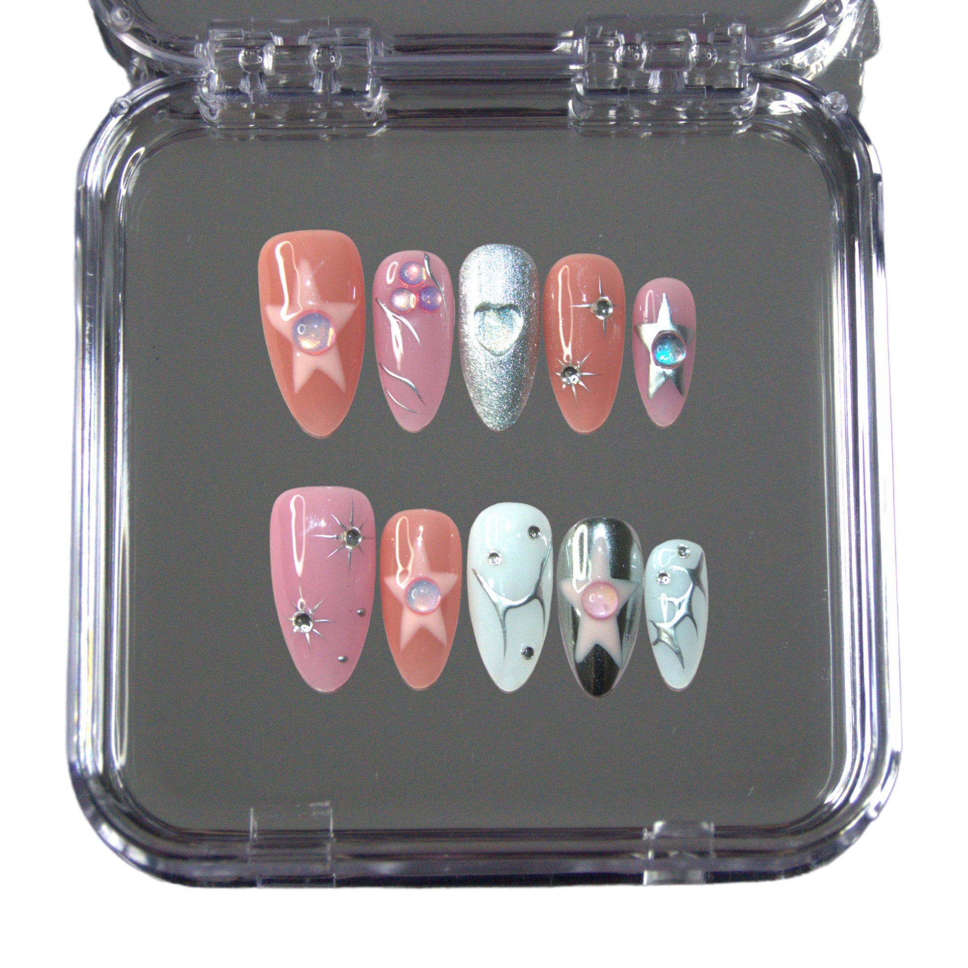 Faux ongles Metallic Muse en gel et acrylique avec finitions métalliques et détails sculptés.