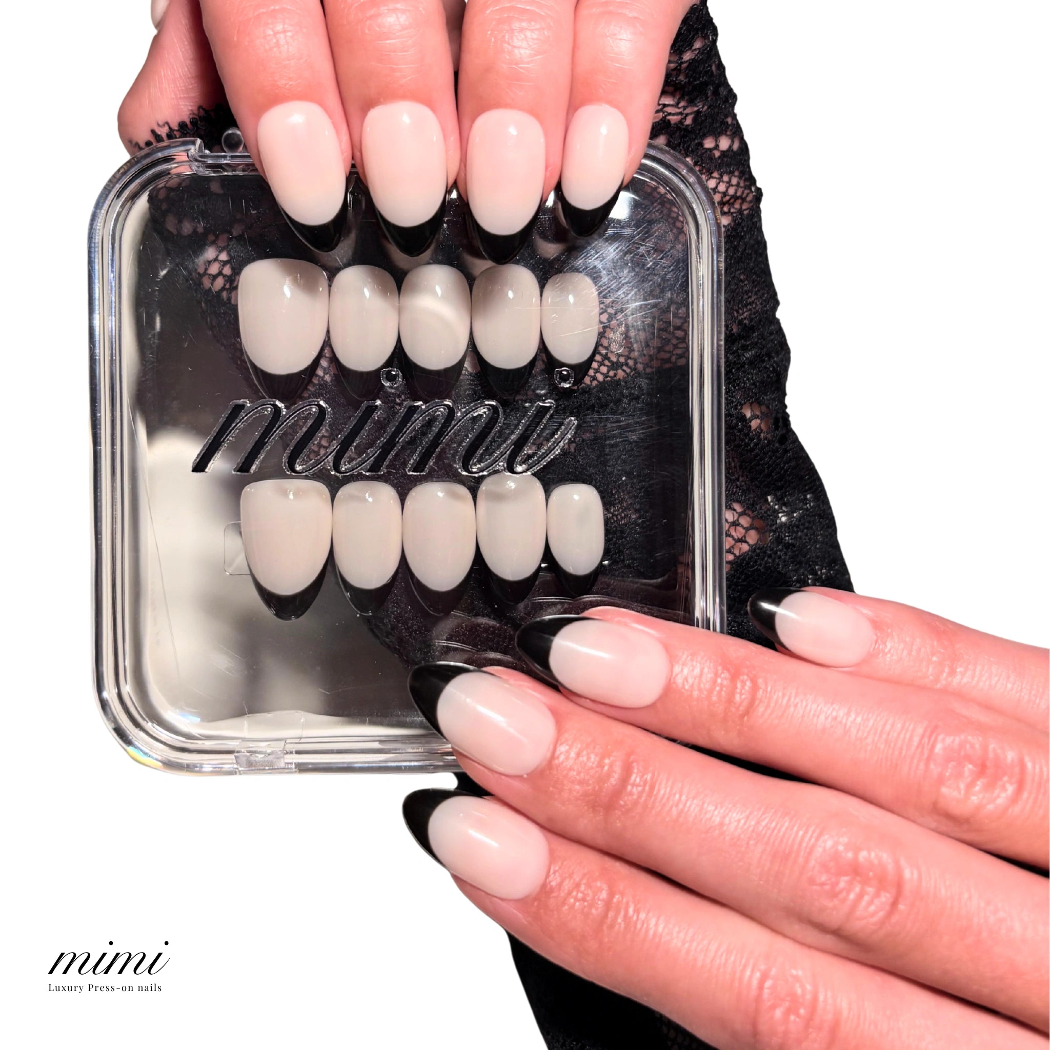 Faux ongles press-on « Midnight Paris » avec French noir glossy, fait main en gel et acrylique haut de gamme, boite dans les mains.