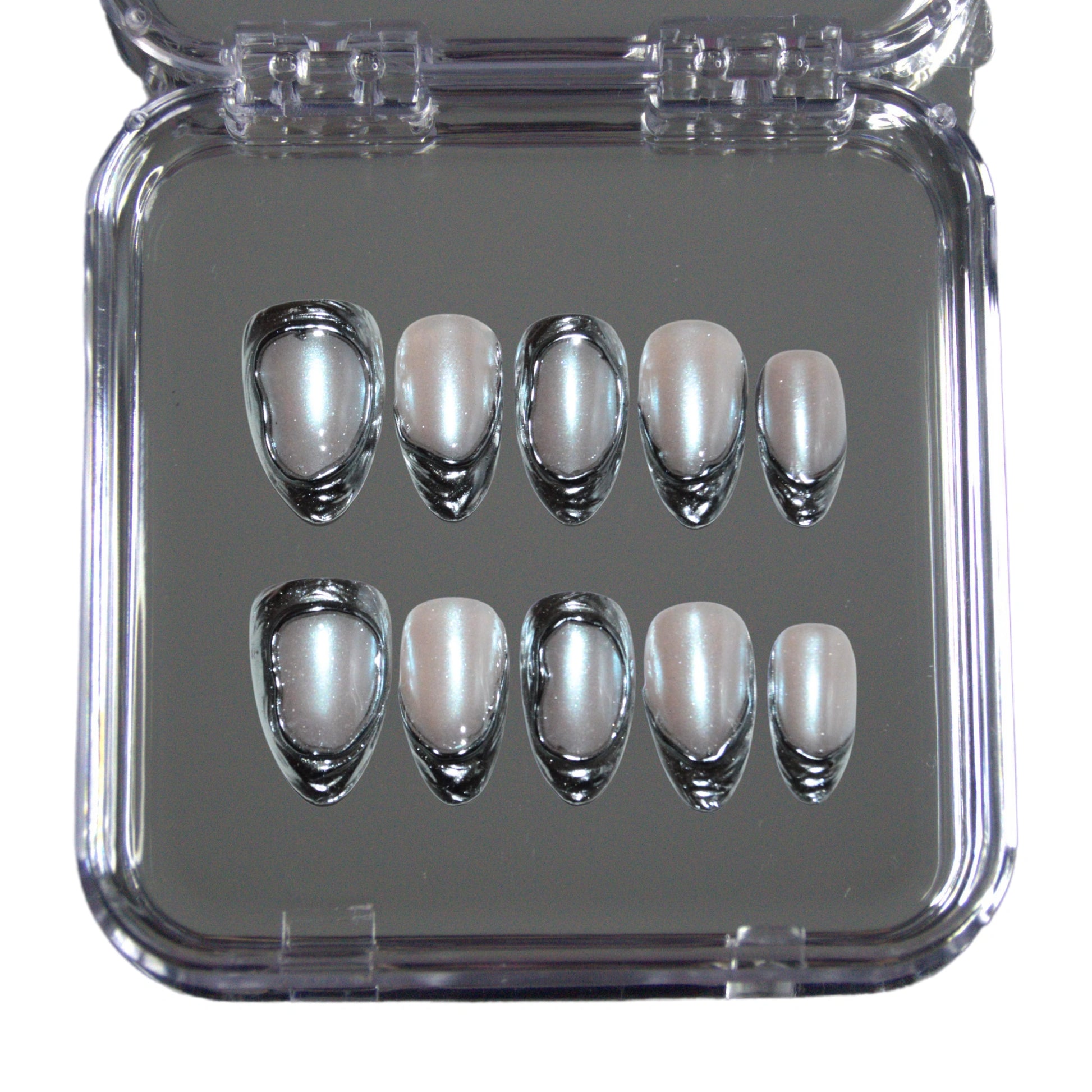 Boîte Mimi contenant les press-on Sylver, design chrome liquide artisanal.