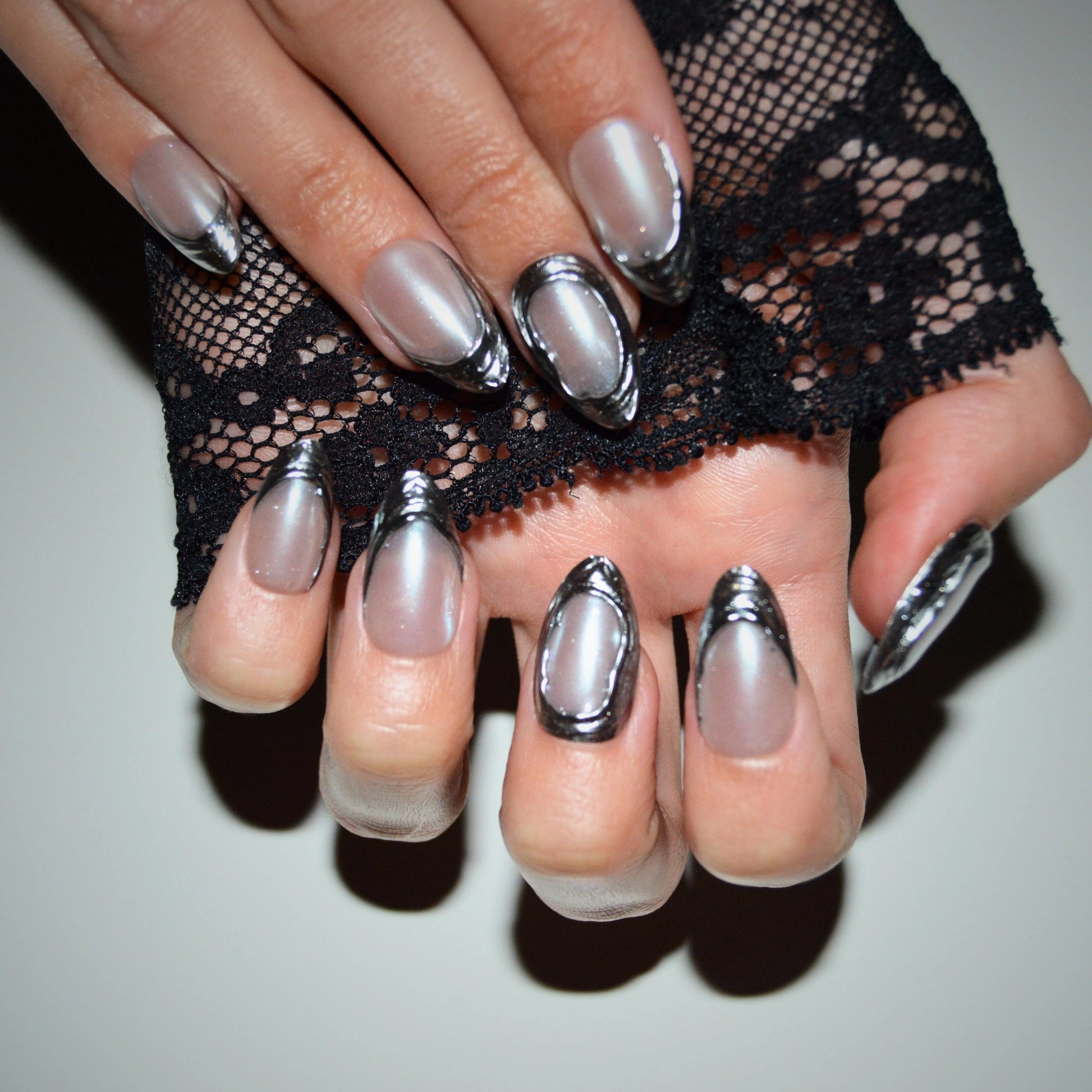 Ongles press-on Sylver vus de face, effet chrome liquide argenté, fabrication artisanale haut de gamme.