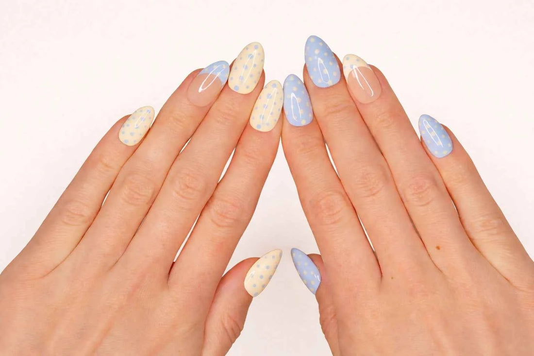 Set de 10 faux ongles press-on Baby Dots à pois pastel bleu crème et rose dans leur boîtier — faits main en gel — Mimi Press-On