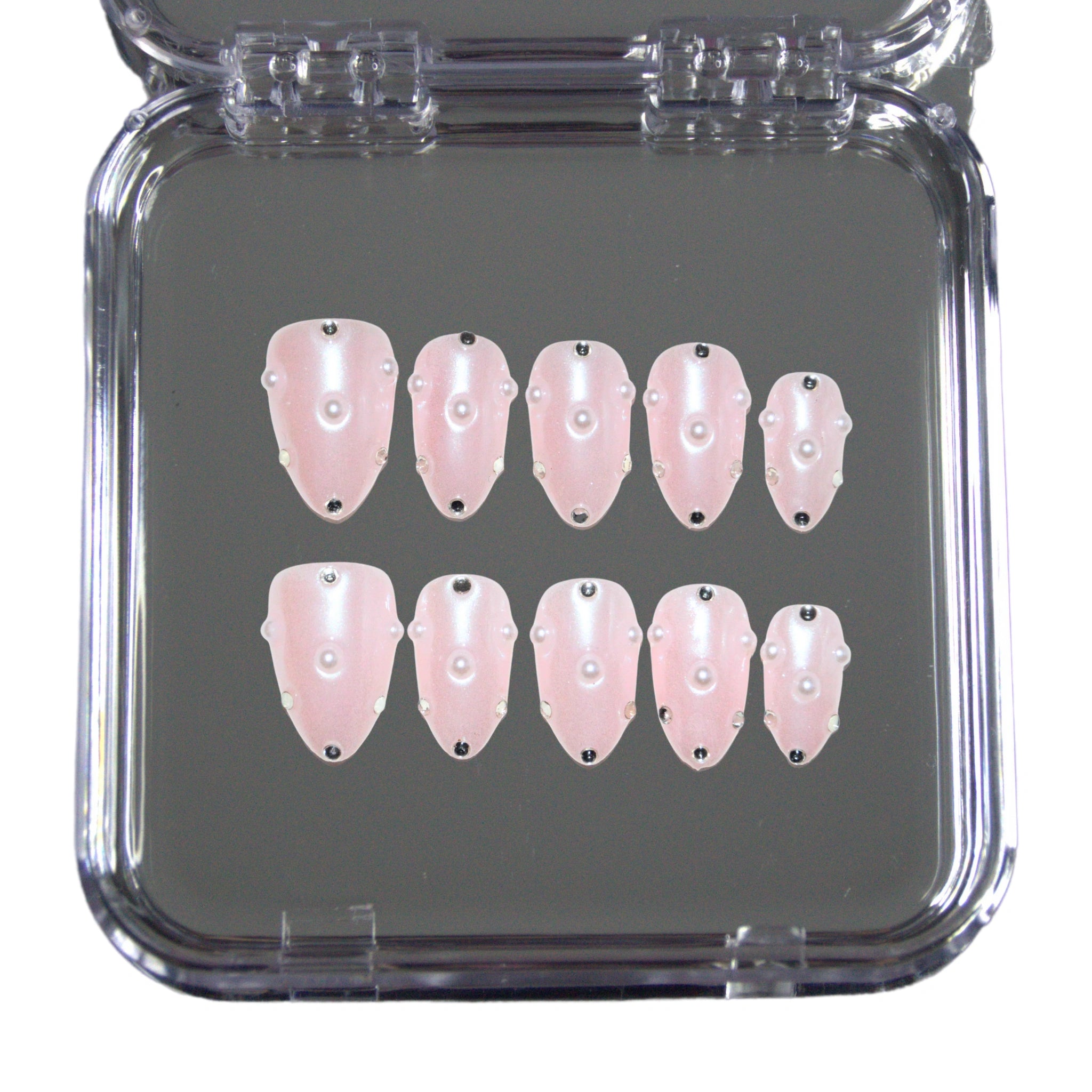 Coffret des press-on Opal Dew roses nacrés ornés de perles et strass, faits main en gel et acrylique premium.