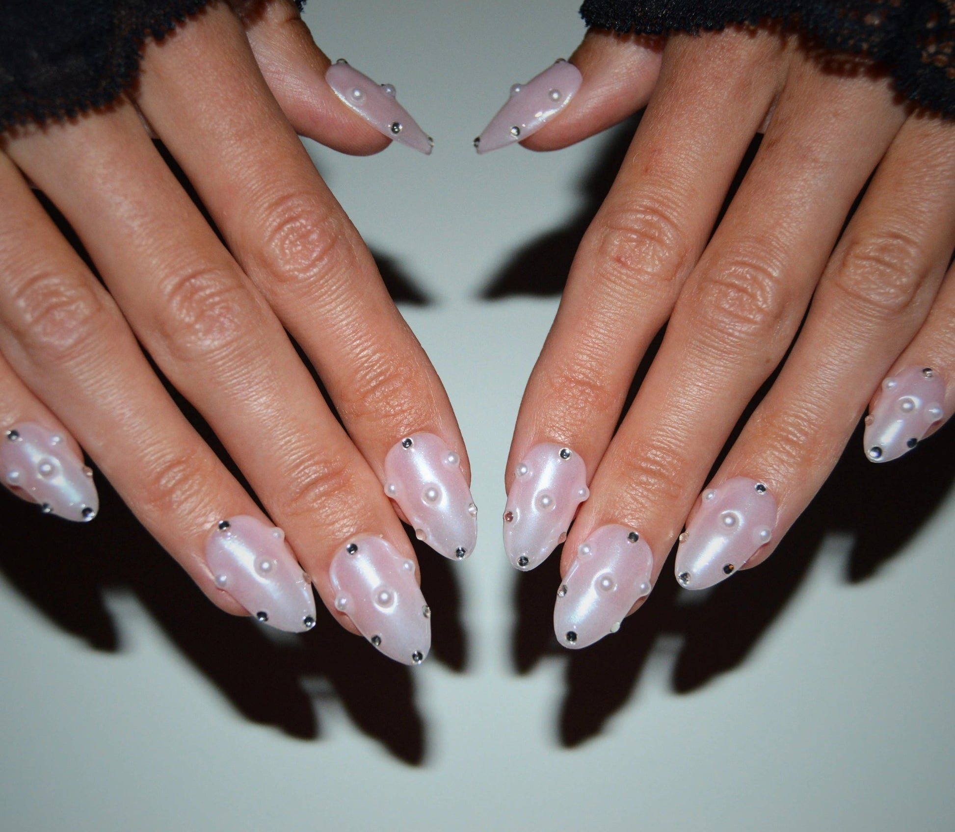 Ongles press-on Opal Dew nacrés roses avec perles 3D et strass argentés, faits main en gel et acrylique haut de gamme.