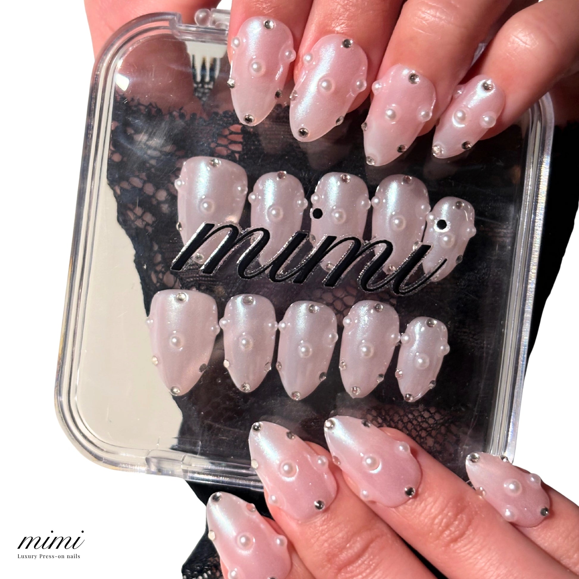 Set complet Opal Dew composé d’ongles press-on roses nacrés avec perles et strass, réalisés à la main en gel et acrylique.