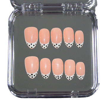 Coffret d’ongles press-on nude avec french blanche à pois noirs, faits main en gel et acrylique – Polka Dots