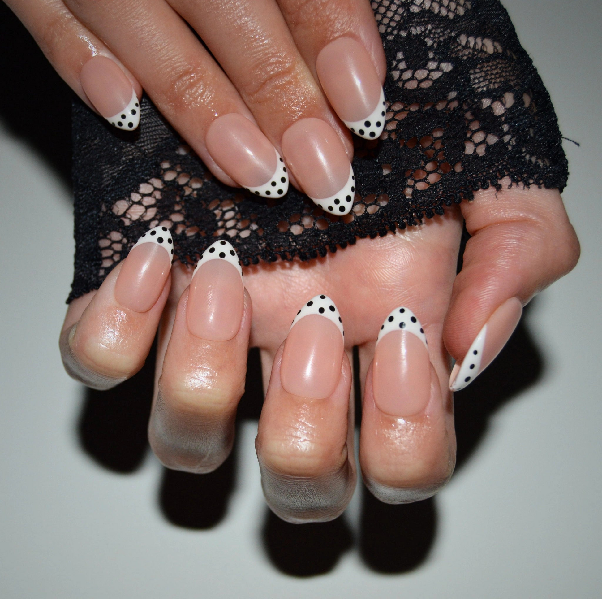 Ongles press-on nude avec french blanche à pois noirs, finition gel et acrylique artisanale – modèle Polka Dots