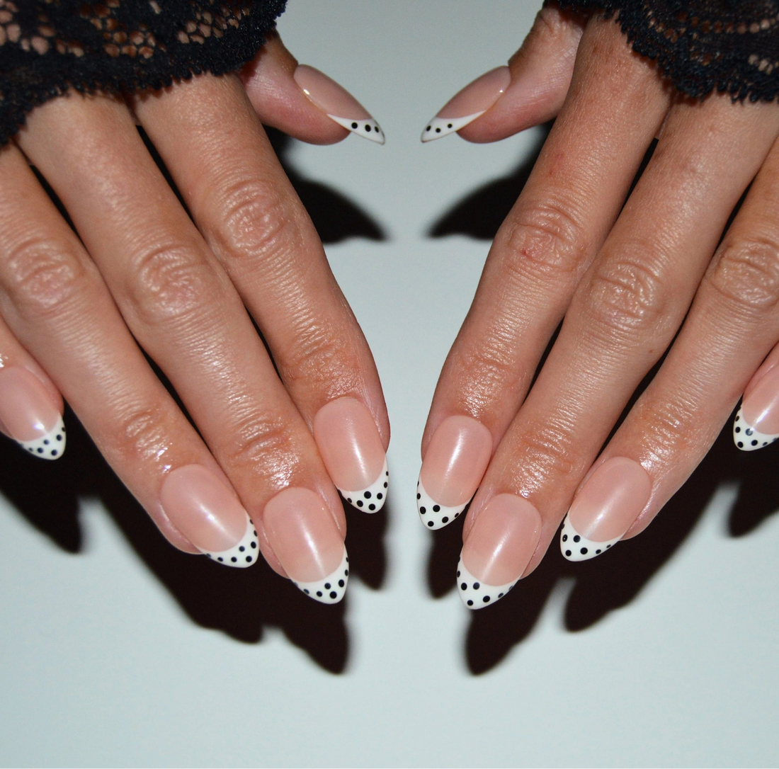 Coffret d’ongles press-on nude avec french blanche à pois noirs, faits main en gel et acrylique – Polka Dots