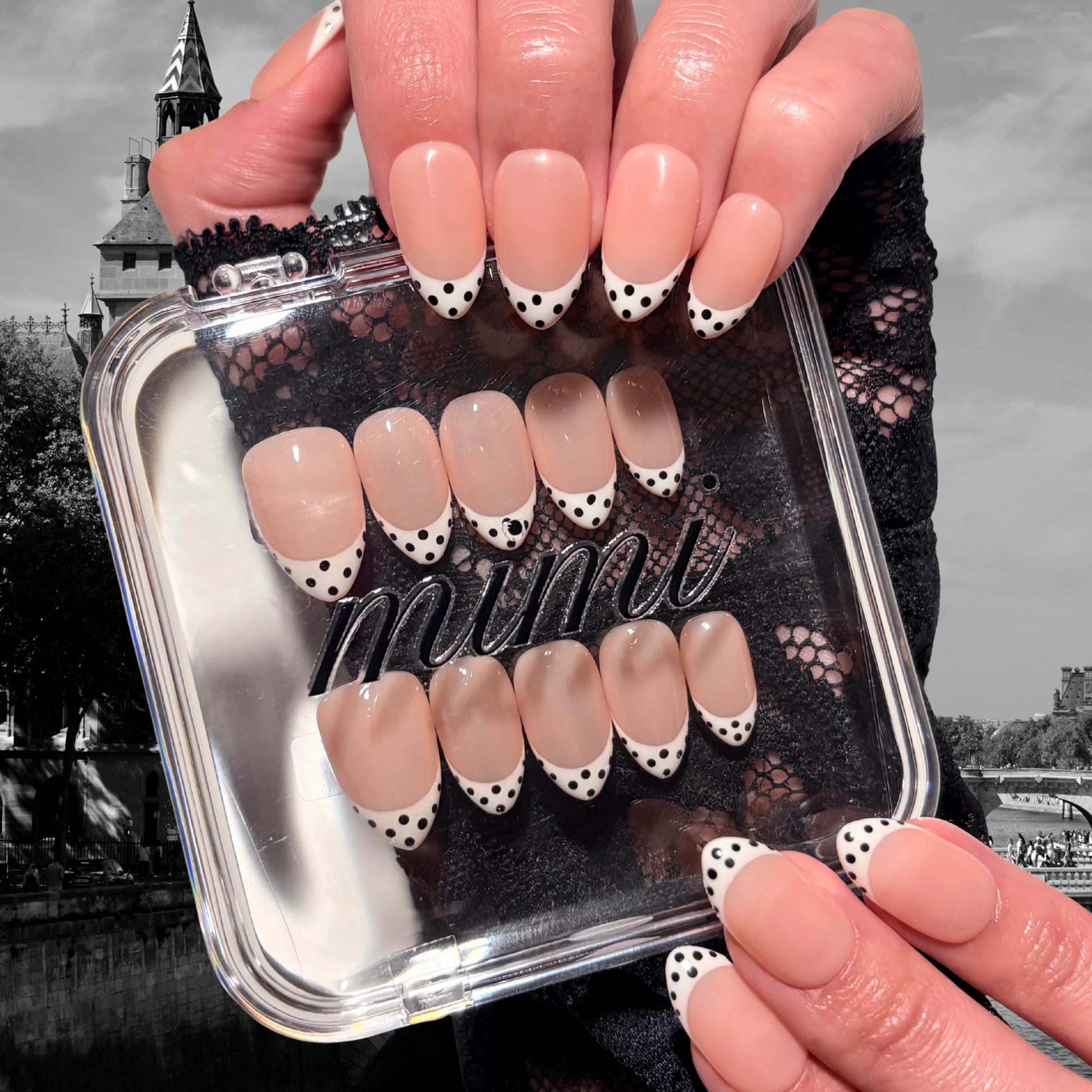 Set d’ongles press-on nude avec tips blancs à pois noirs, fabrication gel et acrylique haut de gamme – Polka Dots