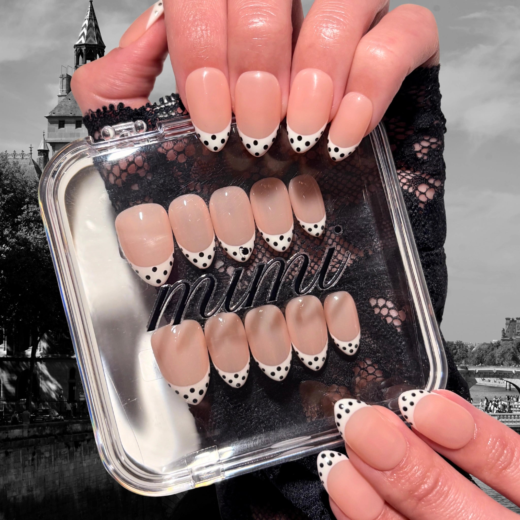 Set d’ongles press-on nude avec tips blancs à pois noirs, fabrication gel et acrylique haut de gamme – Polka Dots