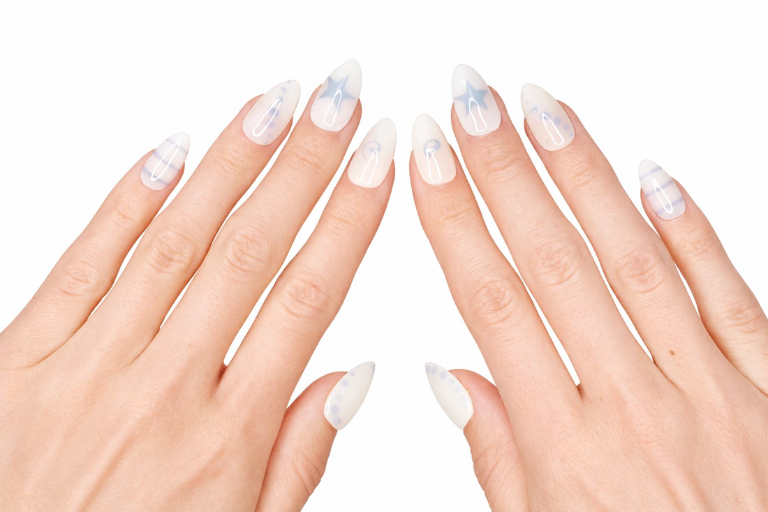 Set de 10 faux ongles press-on Cloud Star blancs avec motifs bleu ciel dans leur boîtier — étoiles pois spirales faits main — Mimi Press-On