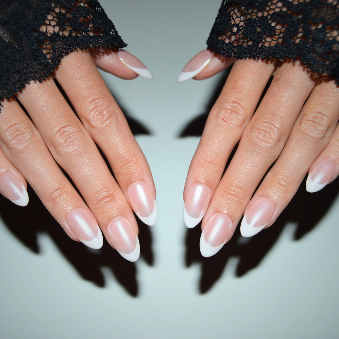 Boîte Mimi contenant le set Silky French faits main en gel et acrylique, french blanche soignée.