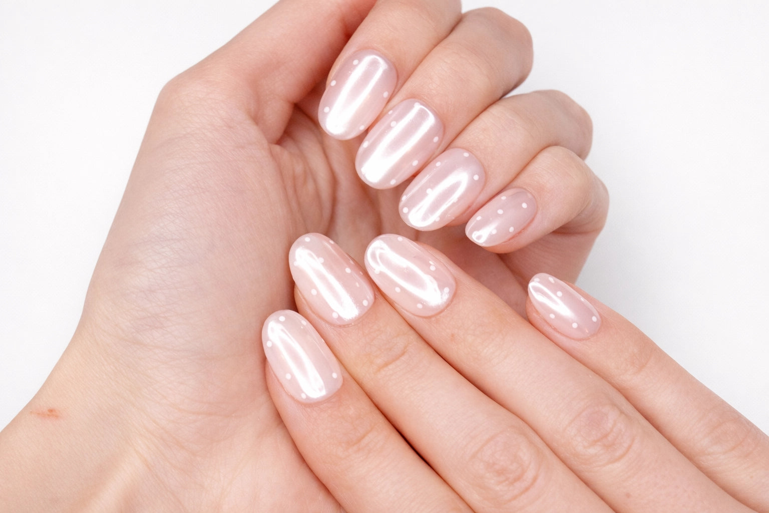Manucure press-on Hailey Dots sur ongles courts ronds — pois blancs délicats sur base rose poudré — Mimi Press-On