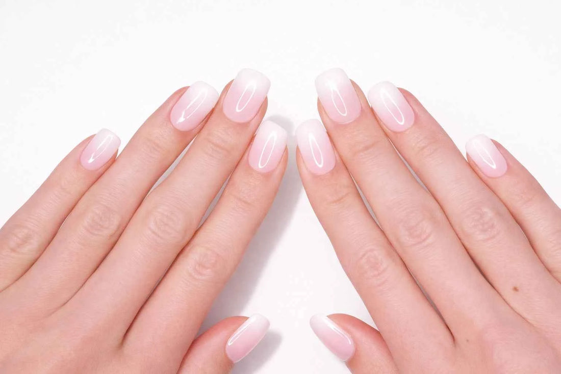 Set de 10 faux ongles press-on baby boomer ombré rose et blanc dans leur boîtier — faits main en gel — Mimi Press-On