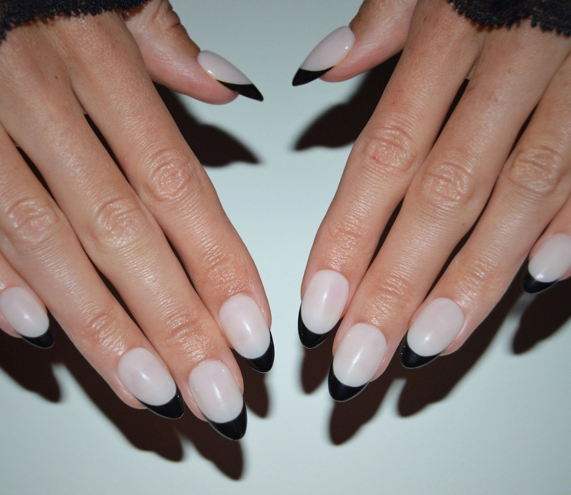 Ensemble complet de press-on nails « Midnight Paris » avec french noir profond, fait main en gel et acrylique de qualité supérieure.