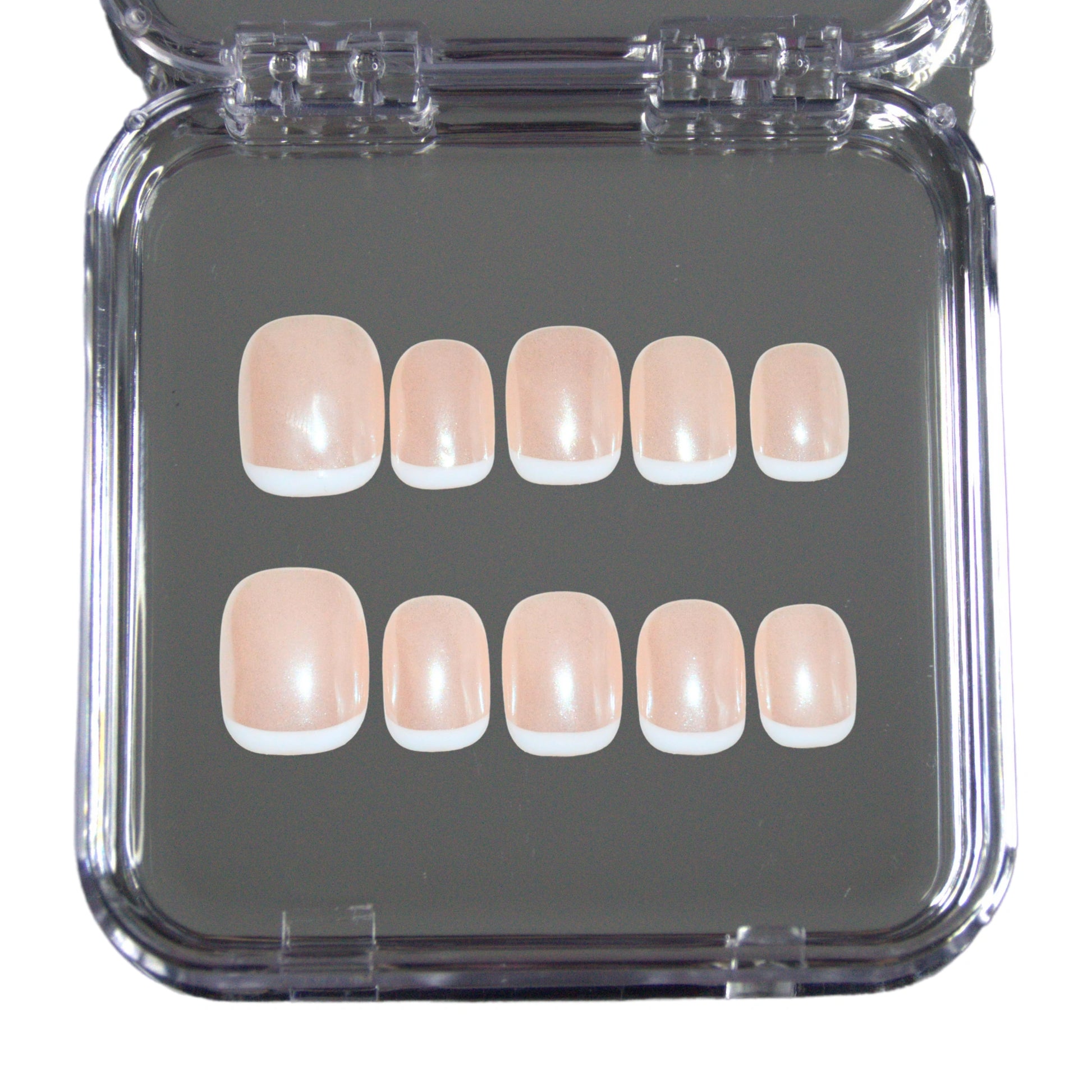 Photo studio du set Timeless Square, faux ongles French carrés courts en gel et acrylique.