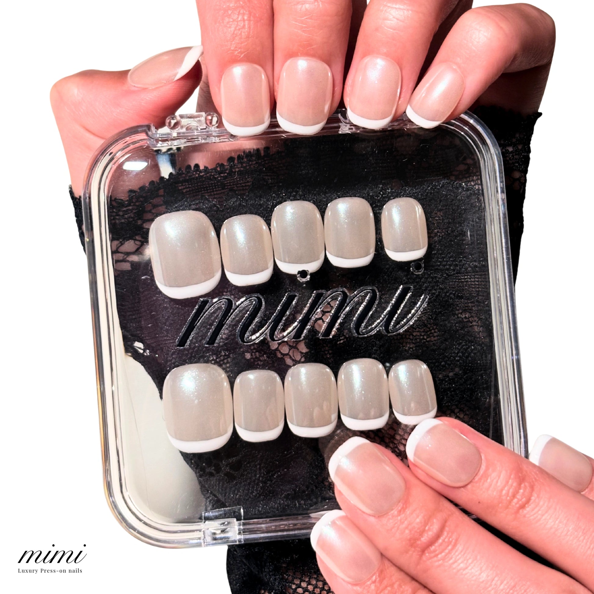 Set Timeless Square dans sa boîte Mimi, press-on French carrés en gel et acrylique fait main.