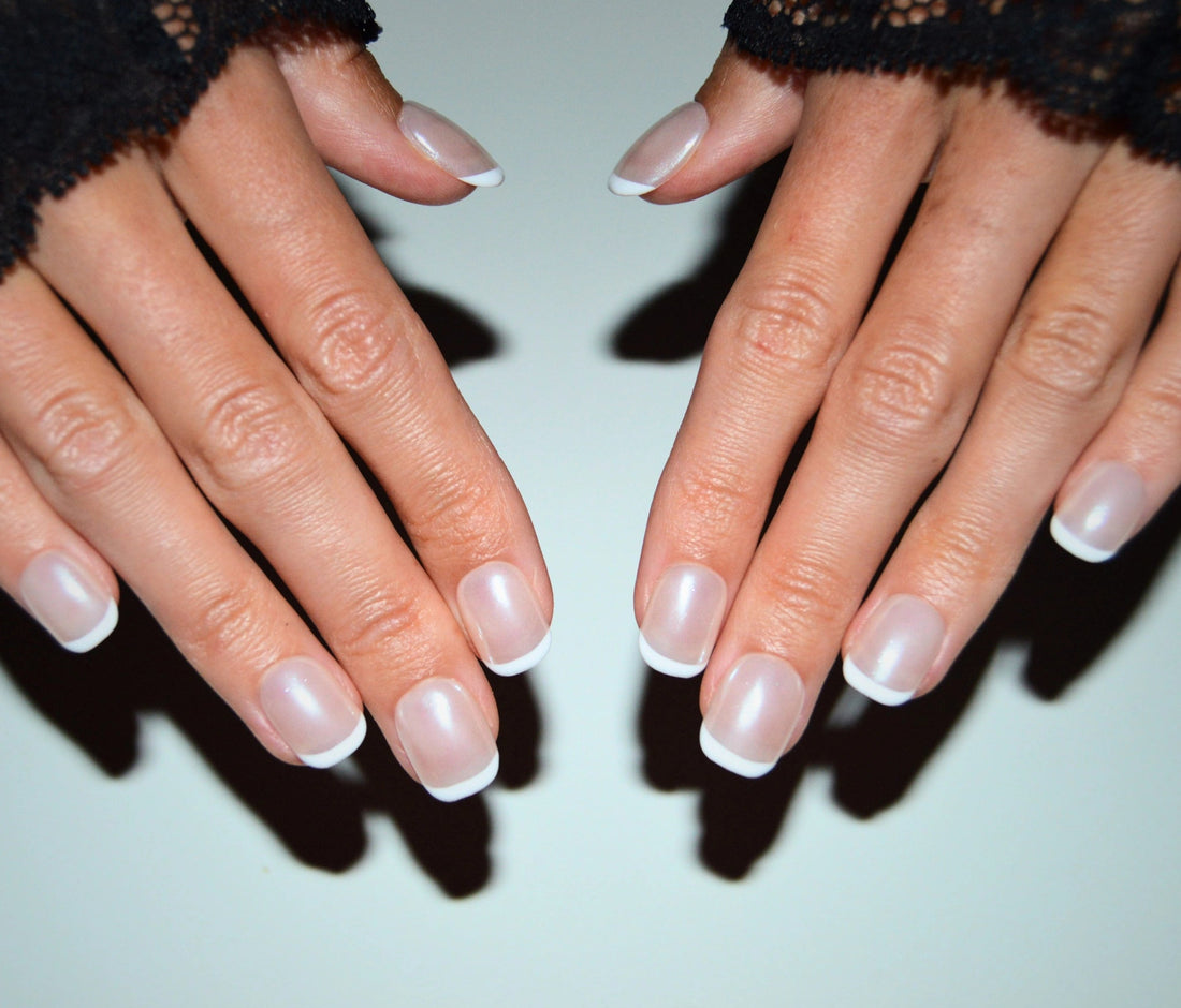 Photo studio du set Timeless Square, faux ongles French carrés courts en gel et acrylique.