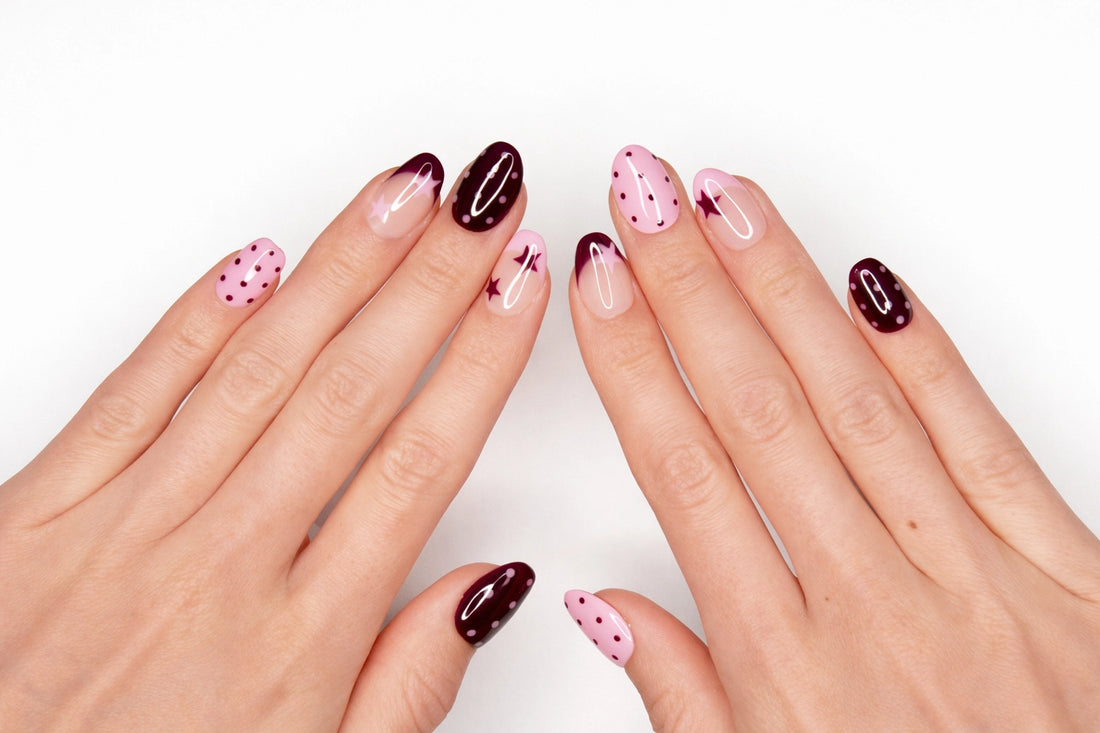 Set de 10 faux ongles press-on Berry Star à étoiles et pois bordeaux et rose dans leur boîtier — faits main en gel — Mimi Press-On