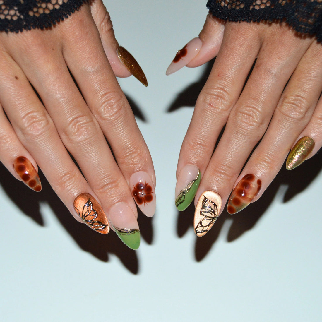 Set de press-on nails faits main “Fall Forest”, ongles réutilisables aux tons automnaux avec motifs fleur, papillon et effets 3D, collection Mimi, disponibles en France et en Europe.