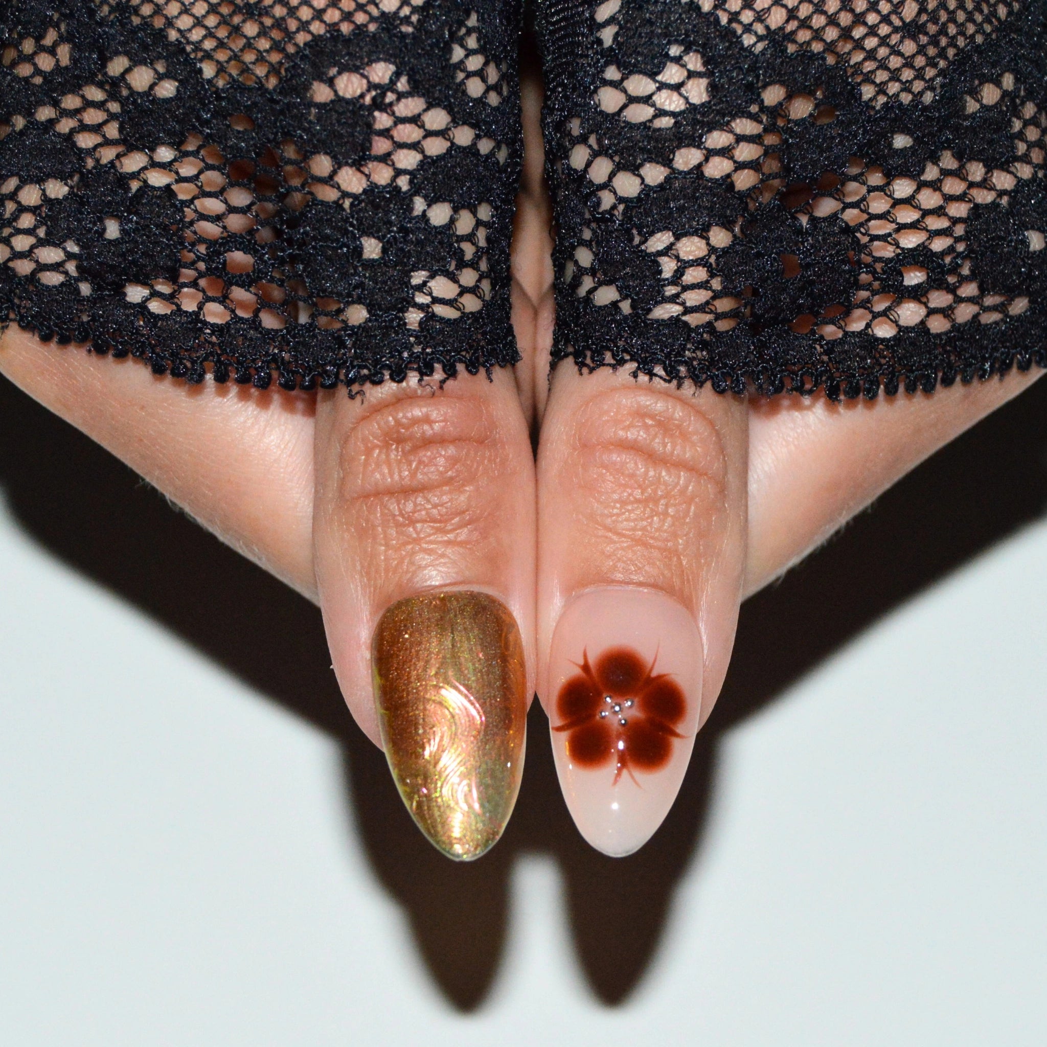 Set de press-on nails faits main “Fall Forest”, ongles réutilisables aux tons automnaux avec motifs fleur, papillon et effets 3D, collection Mimi, disponibles en France et en Europe.