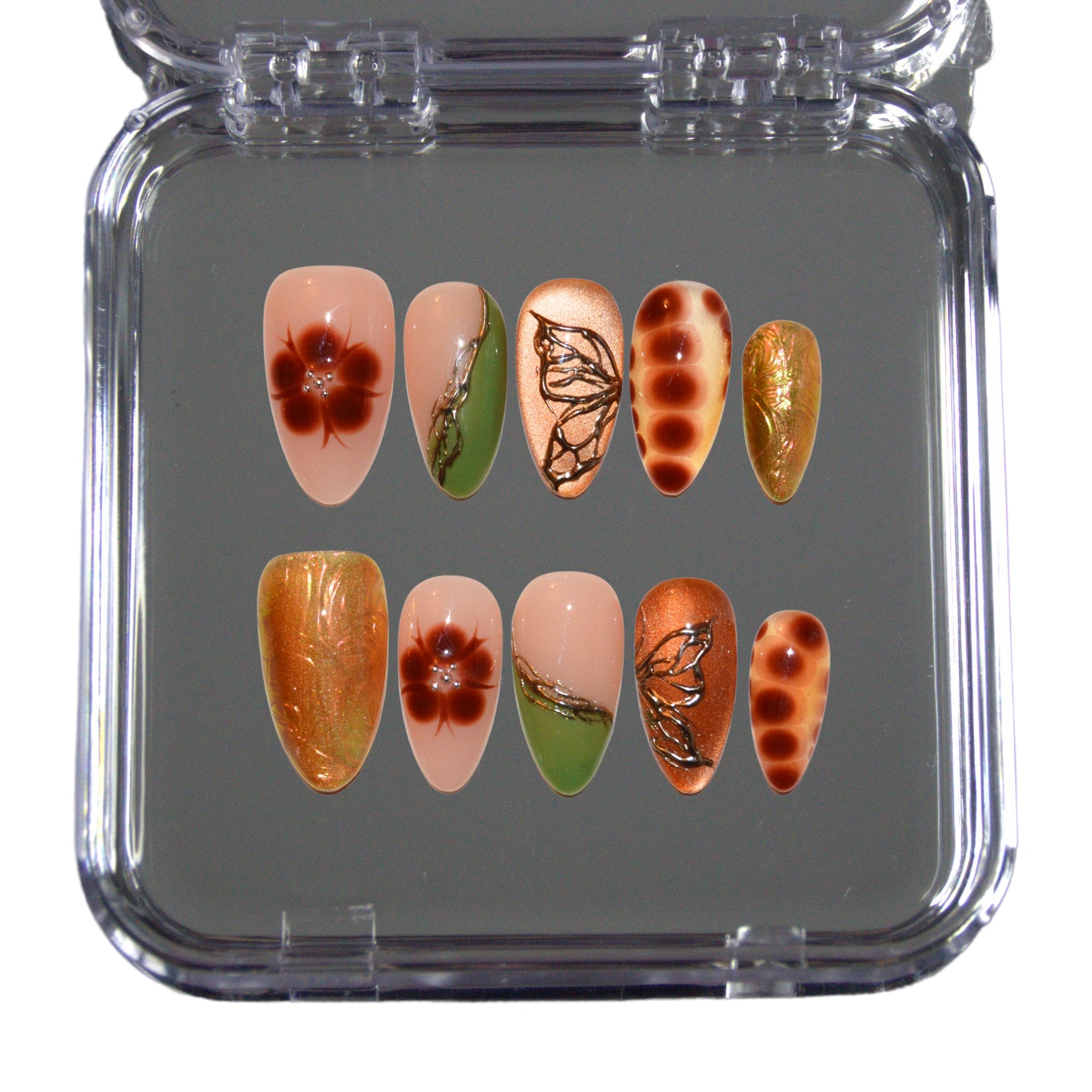 Set de press-on nails faits main “Fall Forest”, ongles réutilisables aux tons automnaux avec motifs fleur, papillon et effets 3D, collection Mimi, disponibles en France et en Europe.