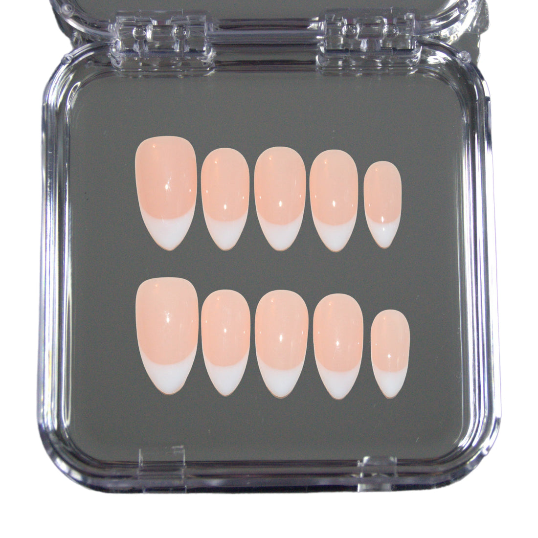 Set French Almond de press-on nails faits main, french manucure en amande, ongles réutilisables nude et blanc, Mimi, disponibles en France et en Europe.