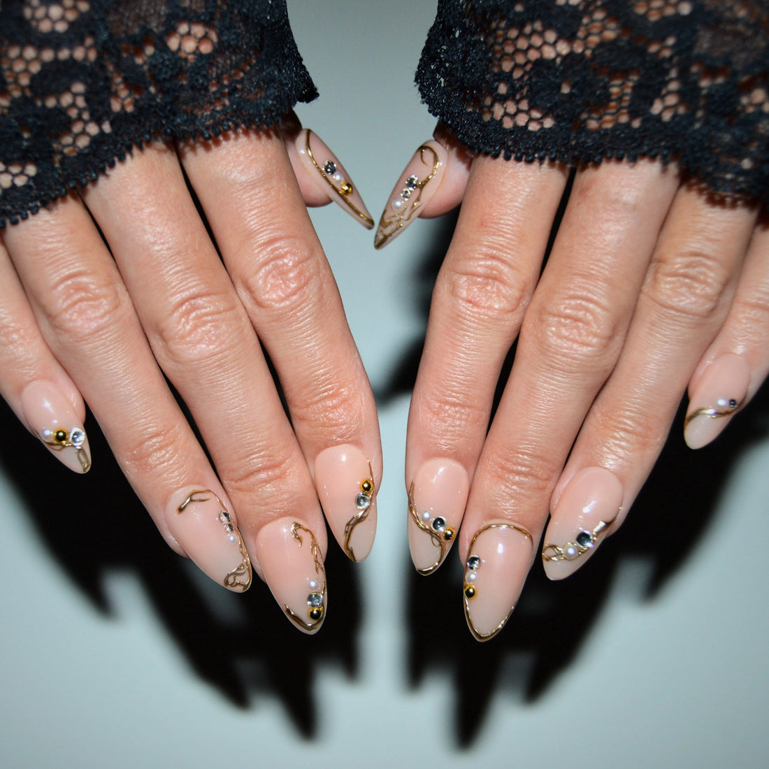 Set Golden Holiday de press-on nails faits main, ongles nude décorés de perles et détails dorés en 3D, réutilisables, Mimi, disponibles en France et Europe.