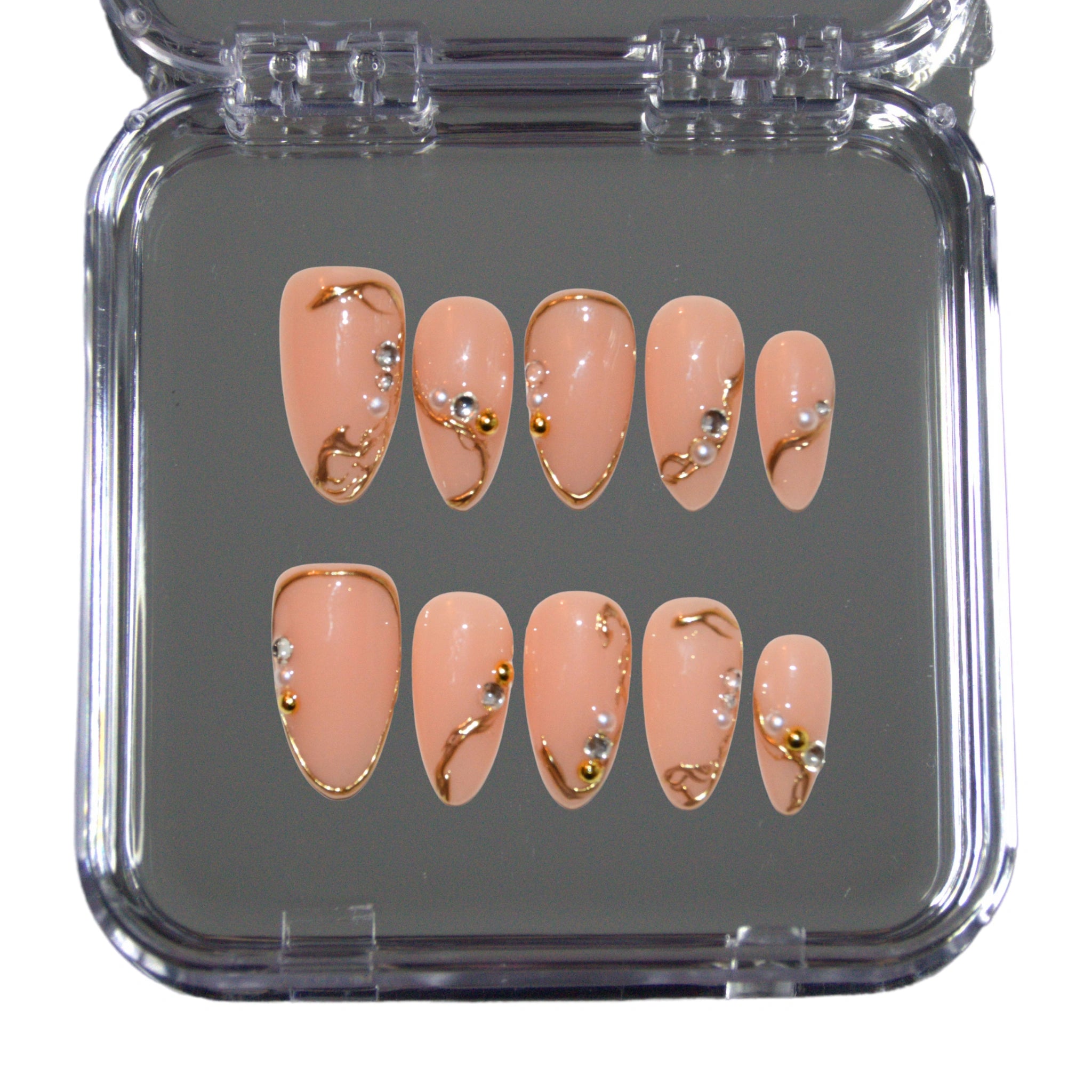 Set Golden Holiday de press-on nails faits main, ongles nude décorés de perles et détails dorés en 3D, réutilisables, Mimi, disponibles en France et Europe.