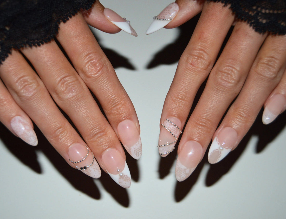 Set White Lace dans sa boîte, press-on nails faits main nude et french blanc dentelle avec détails perlés, présentation packshot.