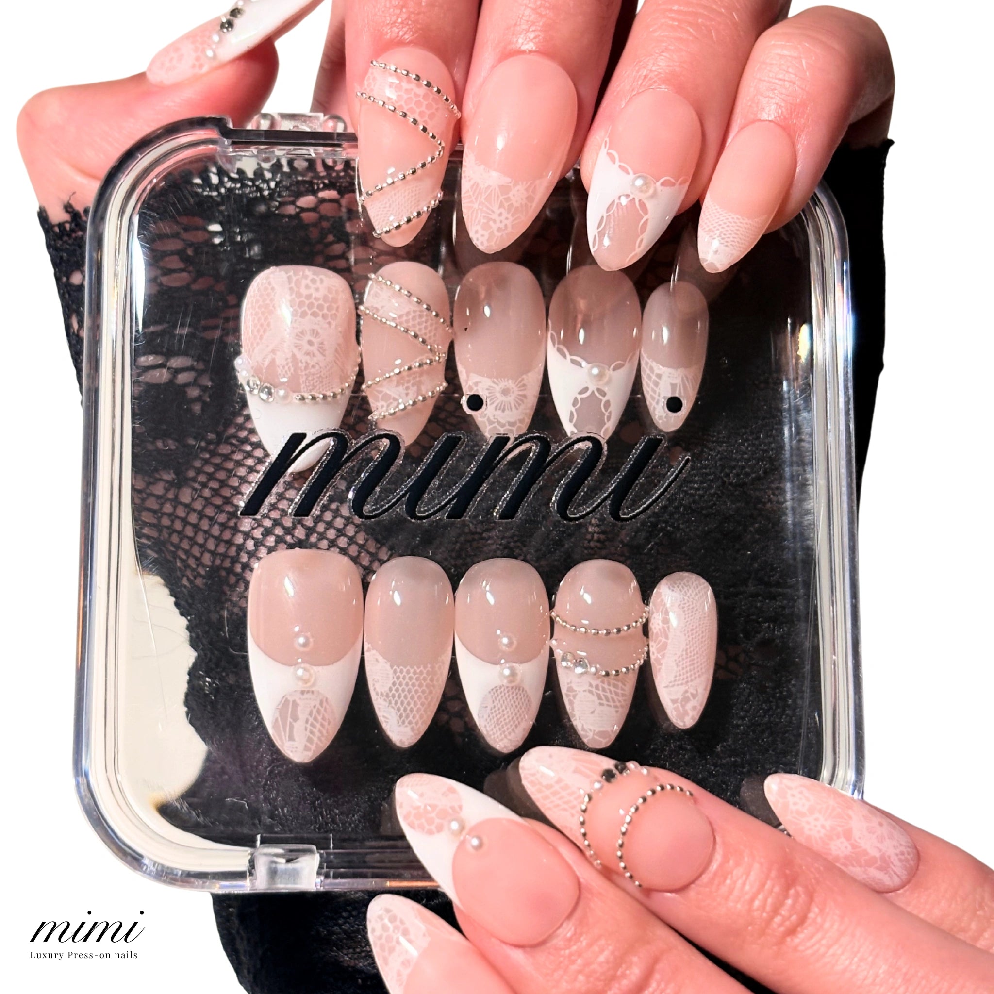 Boîte du set White Lace Mimi, press-on nails french blanc décorés de dentelle et strass, présentation produit en main.